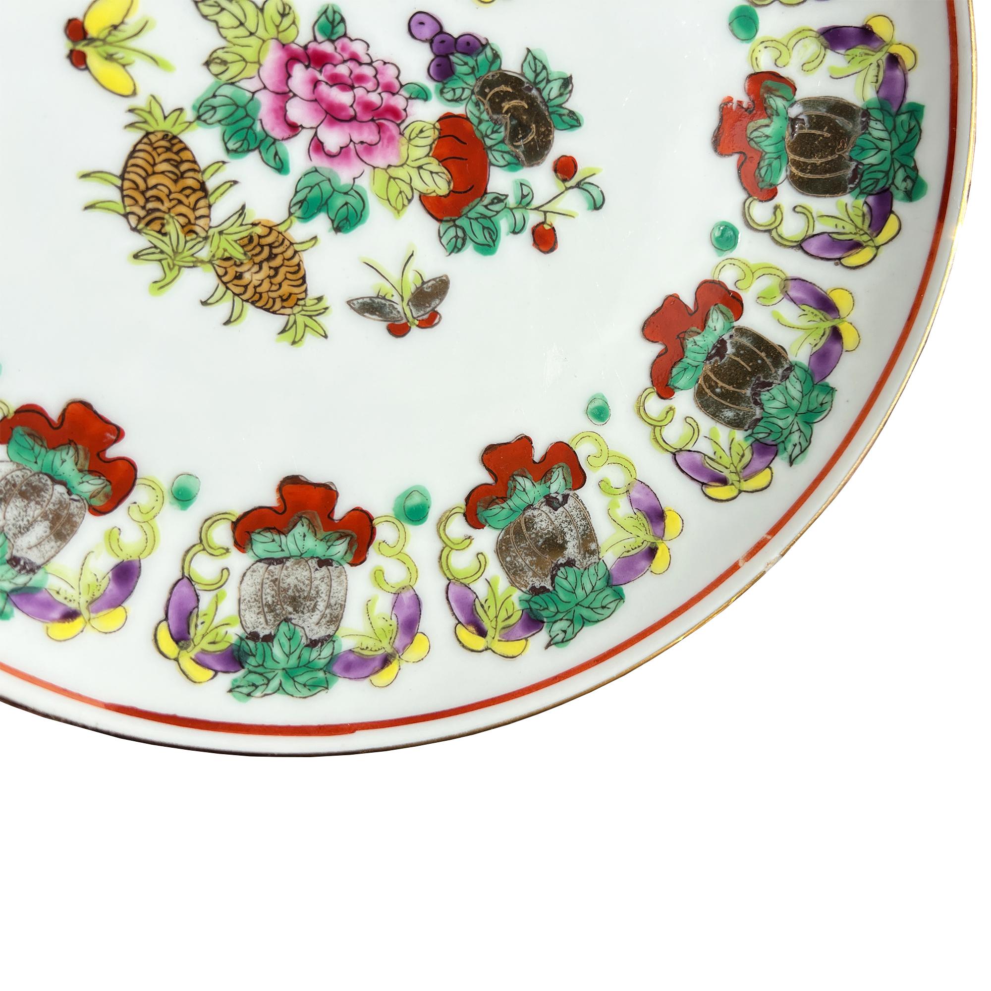Ceramica Antico piatto in porcellana Chinoiserie Famille Rose con ananas e motivi floreali in vendita