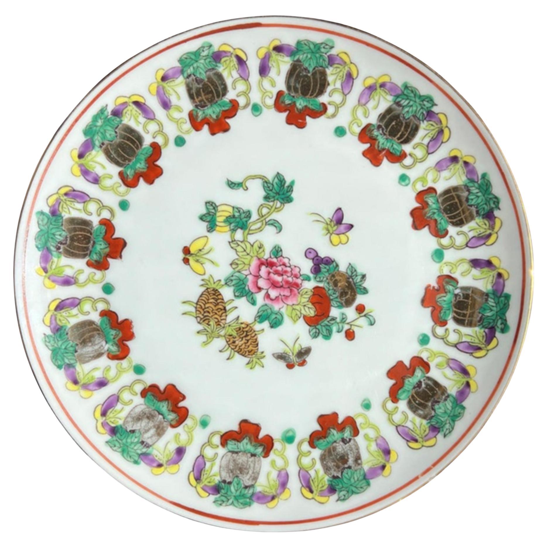 Ancienne assiette en porcelaine de Chine Famille Rose avec ananas et motifs floraux