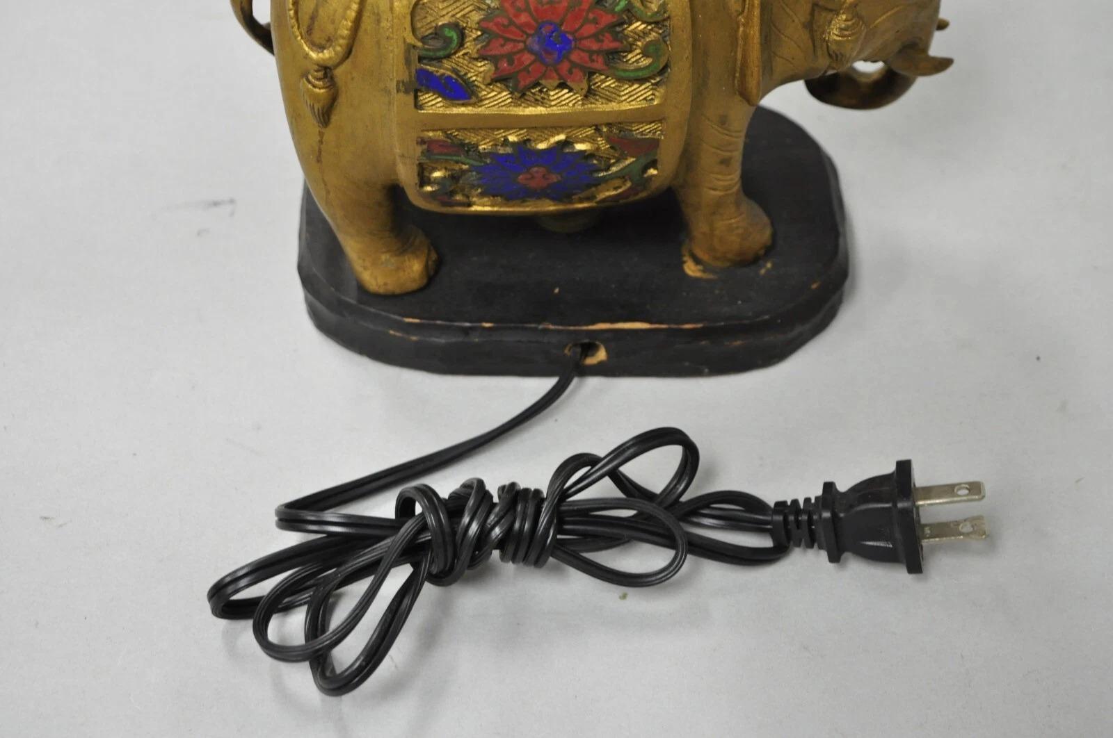 Petite lampe de bureau Boudoir éléphant de style chinoiserie indienne ancienne en bronze doré en vente 3