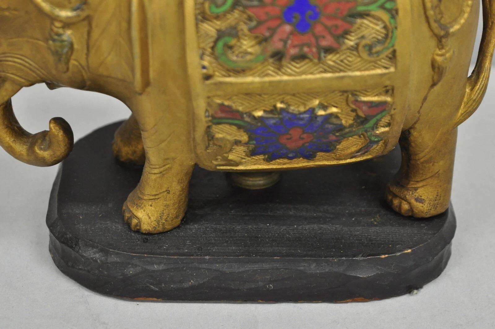 Petite lampe de bureau Boudoir éléphant de style chinoiserie indienne ancienne en bronze doré en vente 4