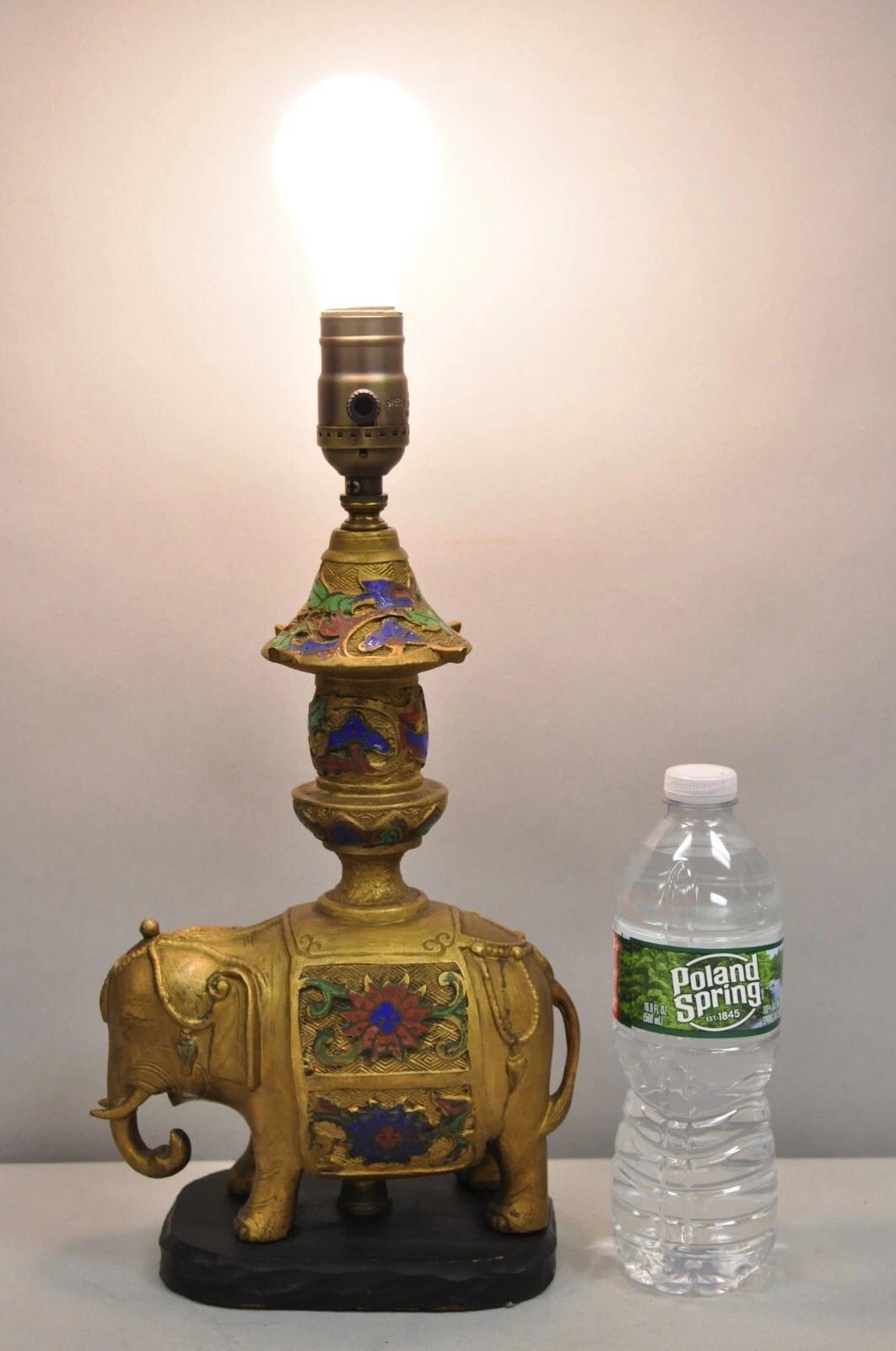Petite lampe de table boudoir en bronze doré indien Chinoiserie ancienne. Circa Early 20th Century. Dimensions : 15