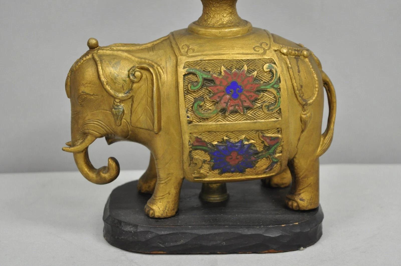 Chinoiseries Petite lampe de bureau Boudoir éléphant de style chinoiserie indienne ancienne en bronze doré en vente