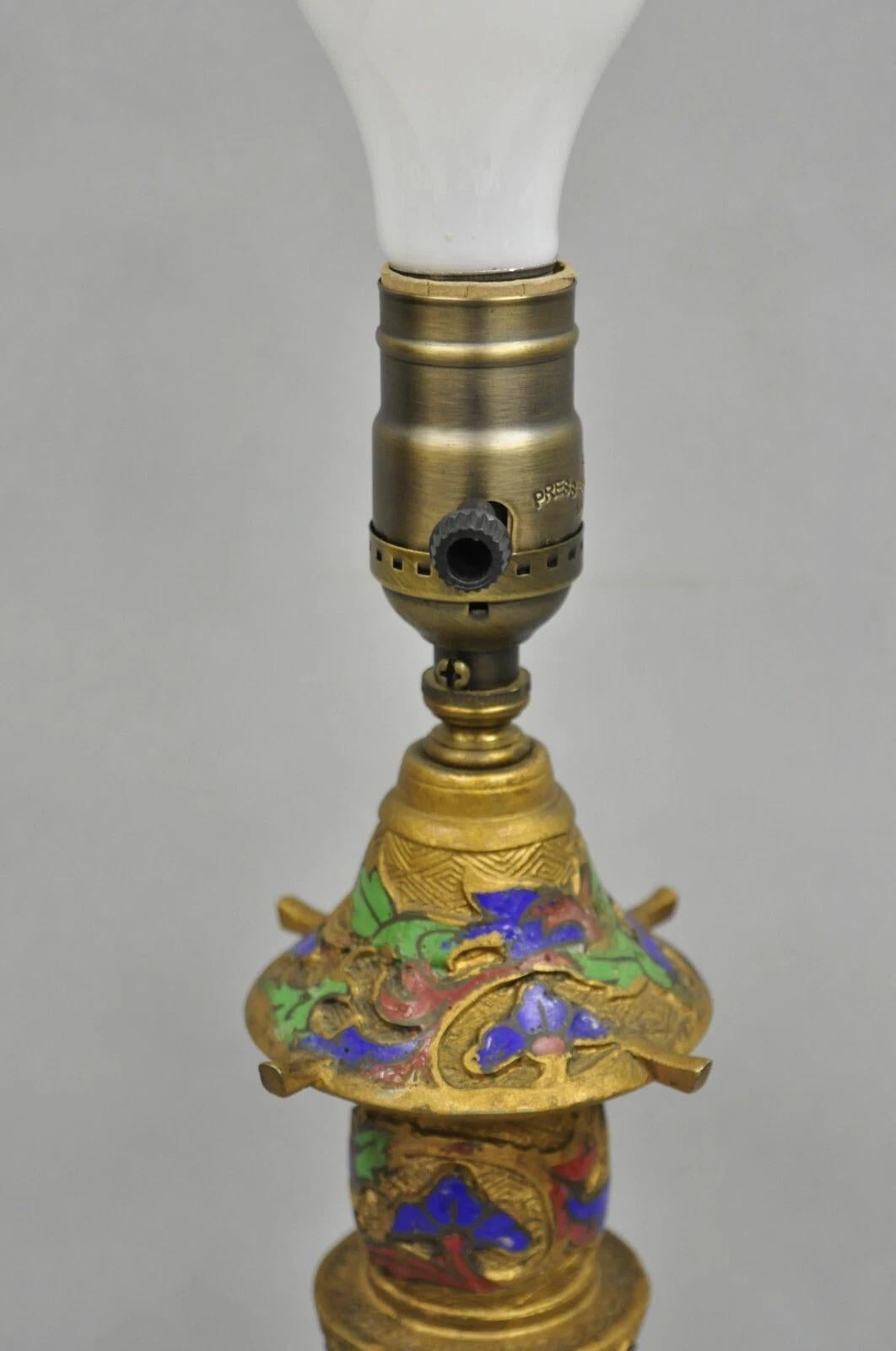 Inconnu Petite lampe de bureau Boudoir éléphant de style chinoiserie indienne ancienne en bronze doré en vente