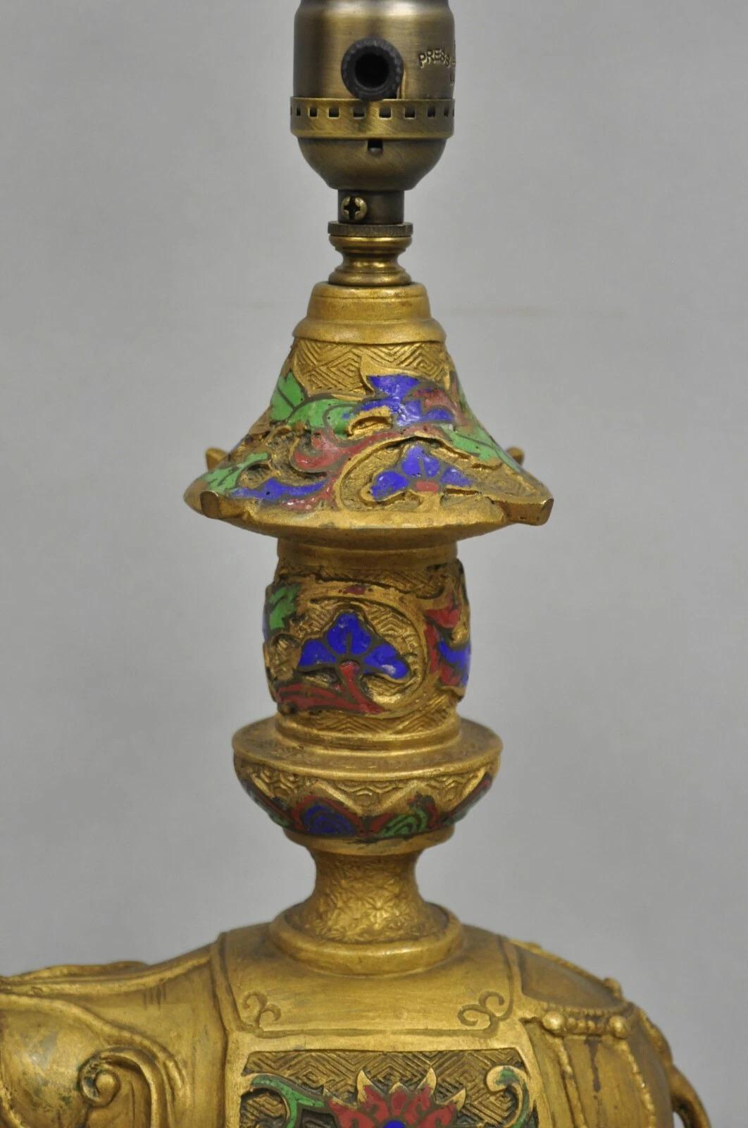 Petite lampe de bureau Boudoir éléphant de style chinoiserie indienne ancienne en bronze doré Bon état - En vente à Philadelphia, PA