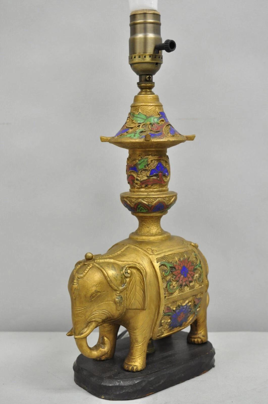 20ième siècle Petite lampe de bureau Boudoir éléphant de style chinoiserie indienne ancienne en bronze doré en vente
