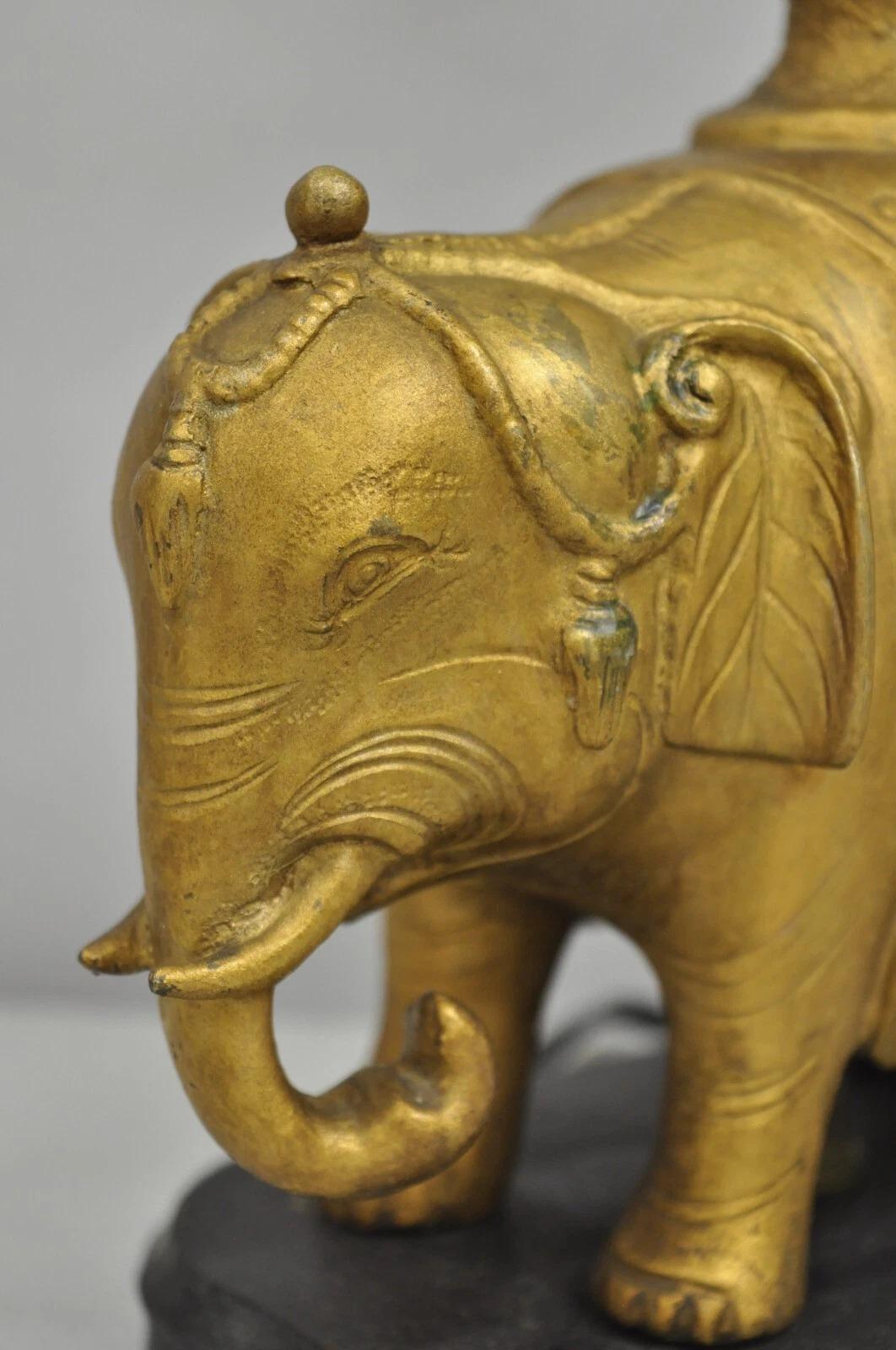Bronze Petite lampe de bureau Boudoir éléphant de style chinoiserie indienne ancienne en bronze doré en vente