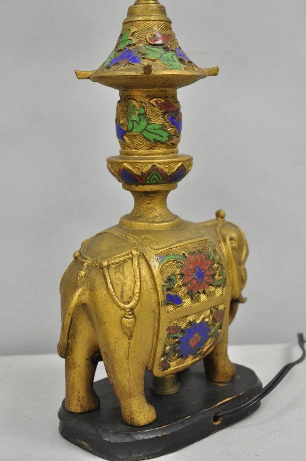 Petite lampe de bureau Boudoir éléphant de style chinoiserie indienne ancienne en bronze doré en vente 2