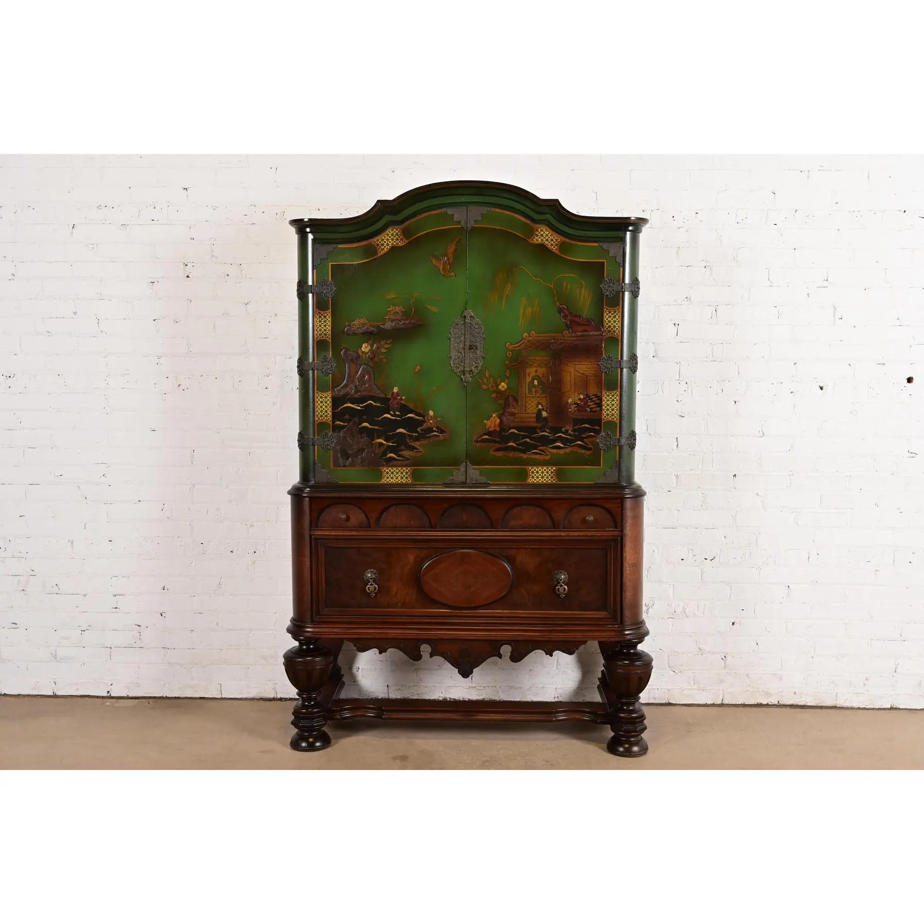 Ein wunderschönes antikes Bücherregal im jakobinischen Chinoiserie-Stil, ein Esszimmerschrank oder ein Barschrank

Nach dem Vorbild von Berkey & Gay

USA, ca. 1920er Jahre

Grün lackiertes, geschnitztes Nussbaumholz, mit handgemalten