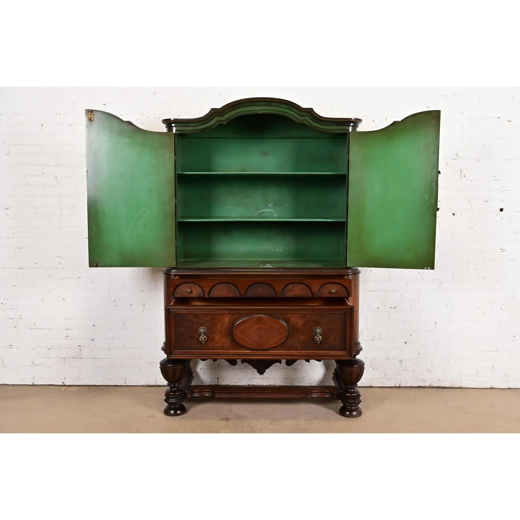Antikes jakobinisches Bücherregal, grün lackiert, handbemalt, Chinoiserie (Messing) im Angebot