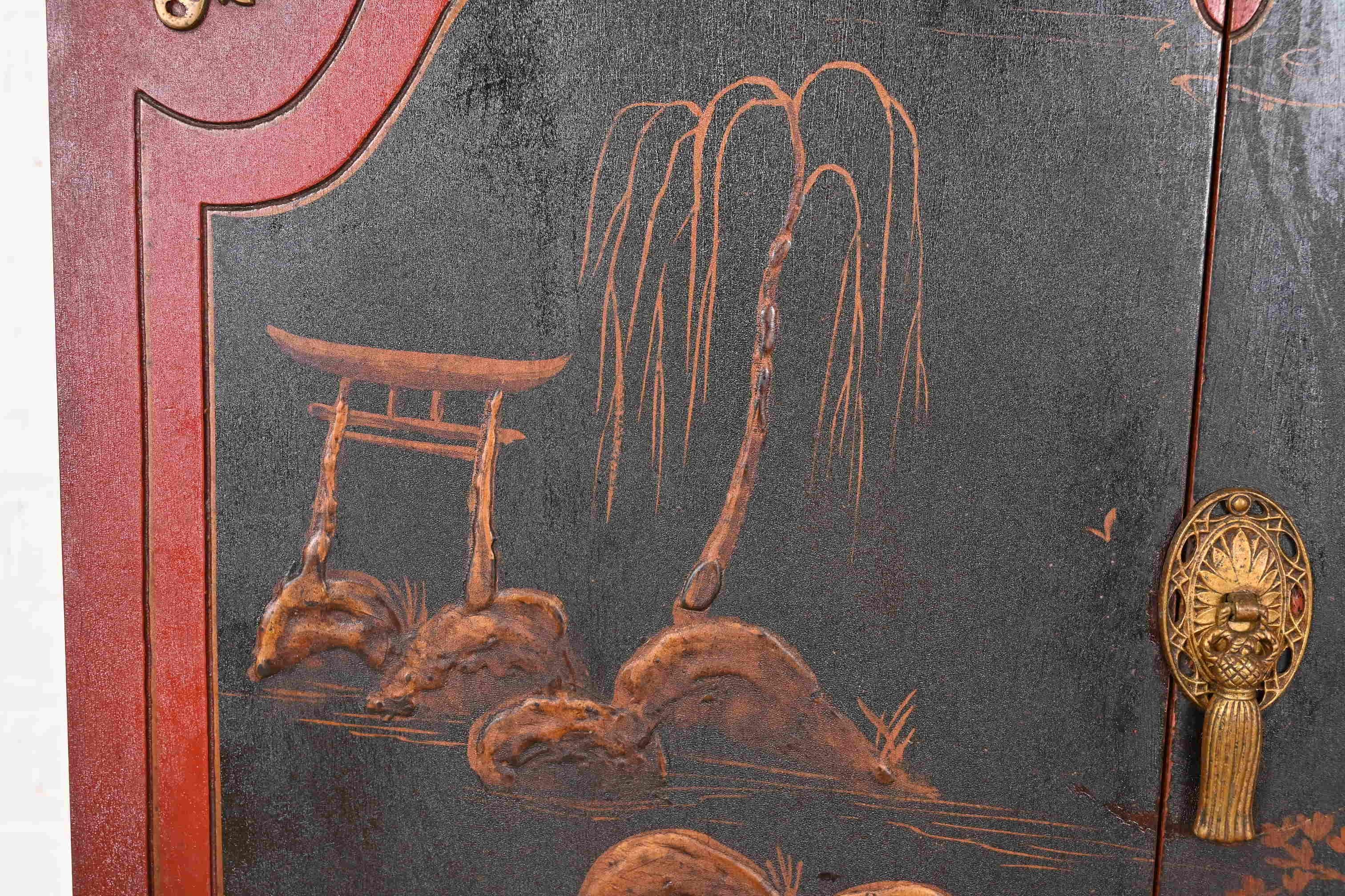 Antike Chinoiserie Jacobean Rot lackiert Hand gemalt Bücherregal oder Bar Kabinett im Angebot 3