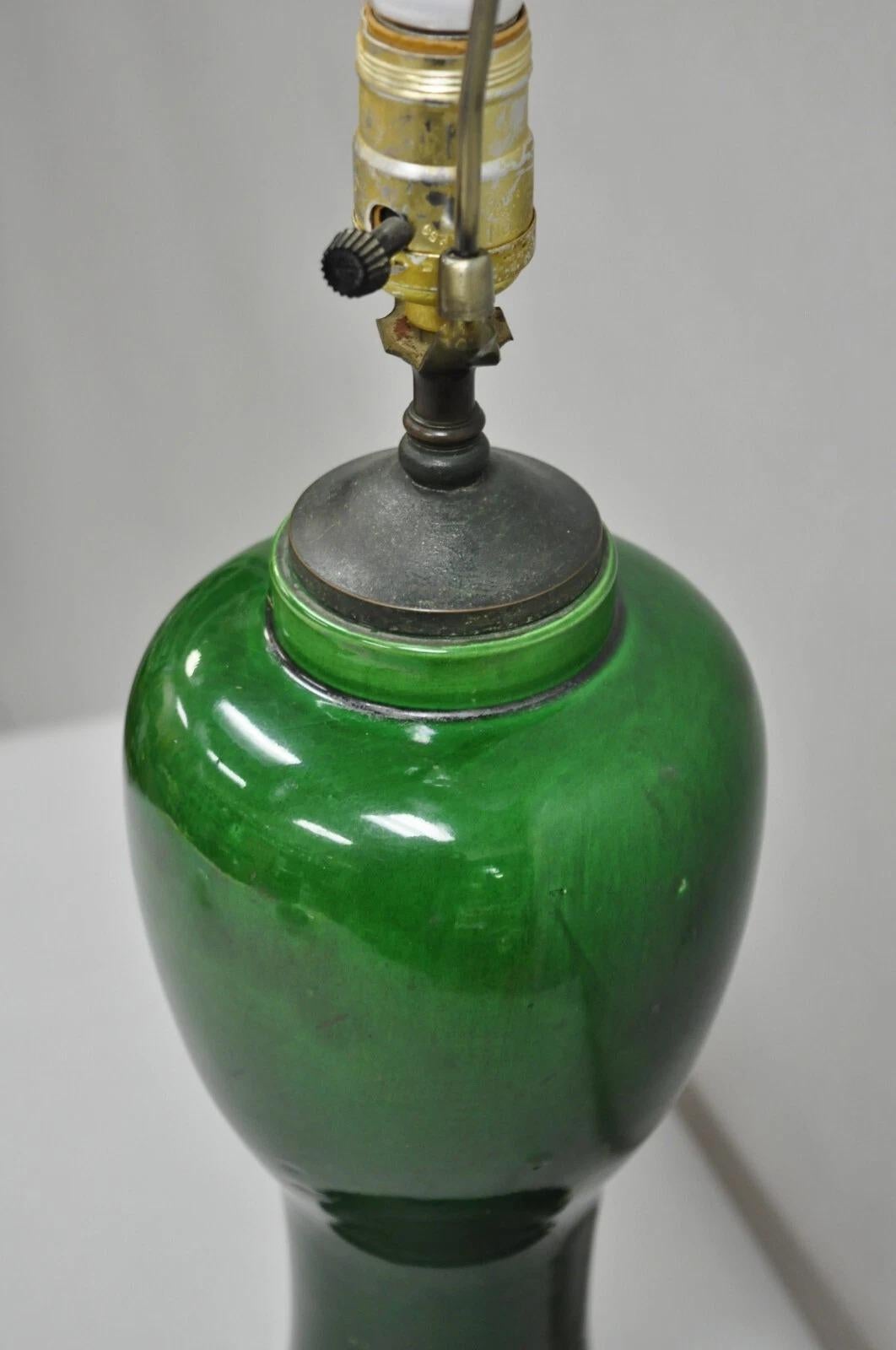 Lámpara de sobremesa con jarrón bulboso verde de cerámica japonesa Chinoiserie antigua en venta 5