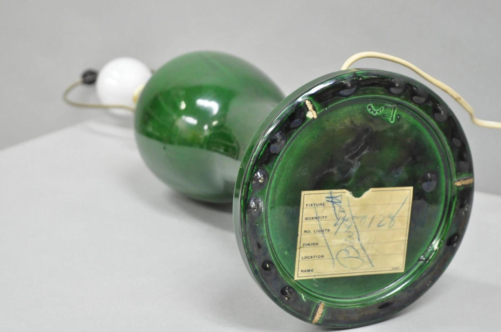 Lámpara de sobremesa con jarrón bulboso verde de cerámica japonesa Chinoiserie antigua en venta 6