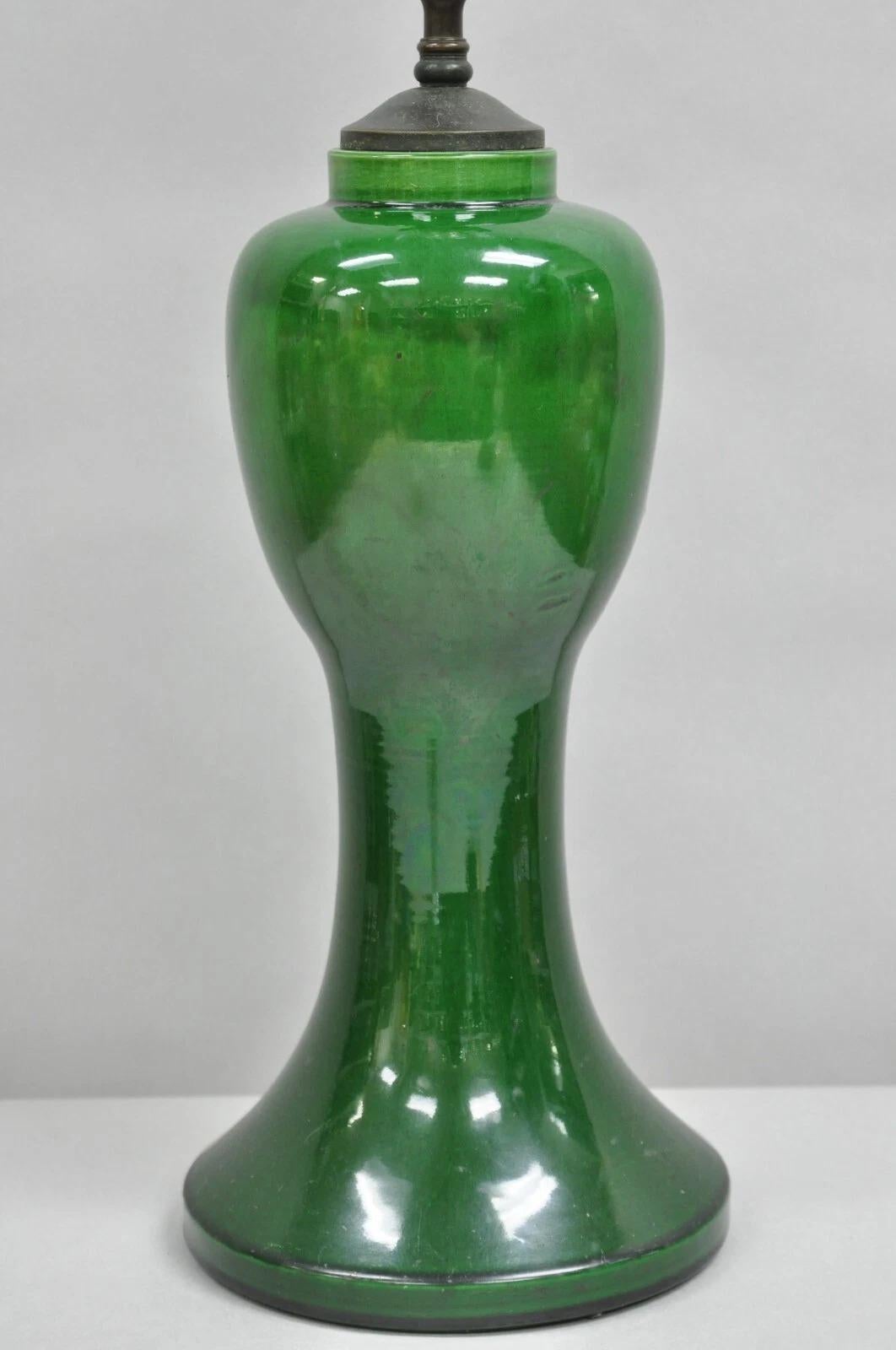 Lámpara de sobremesa con jarrón bulboso verde de cerámica japonesa Chinoiserie antigua Desconocido en venta