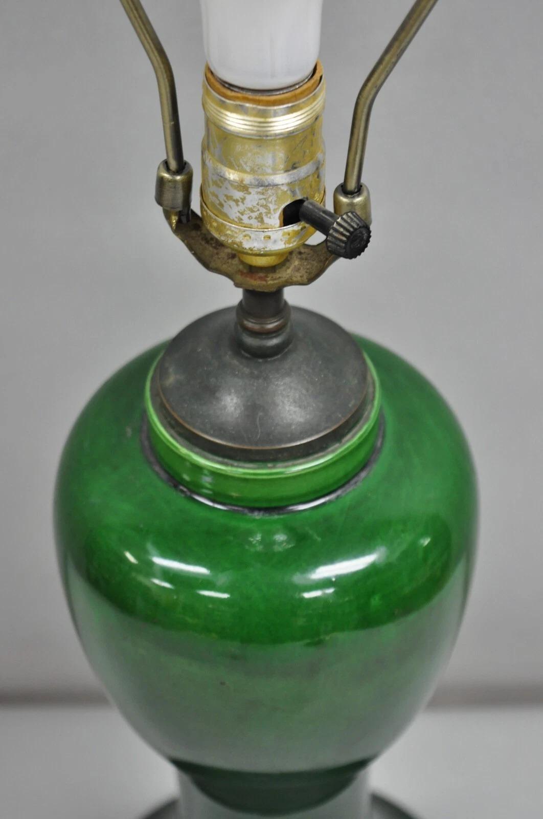 Lámpara de sobremesa con jarrón bulboso verde de cerámica japonesa Chinoiserie antigua en venta 1
