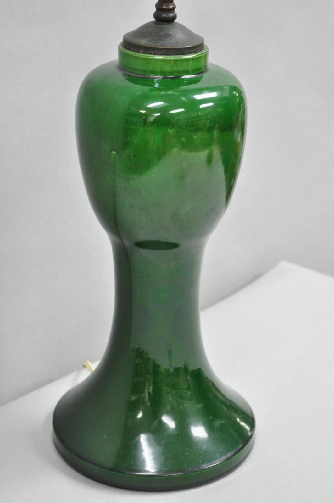 Lámpara de sobremesa con jarrón bulboso verde de cerámica japonesa Chinoiserie antigua en venta 2