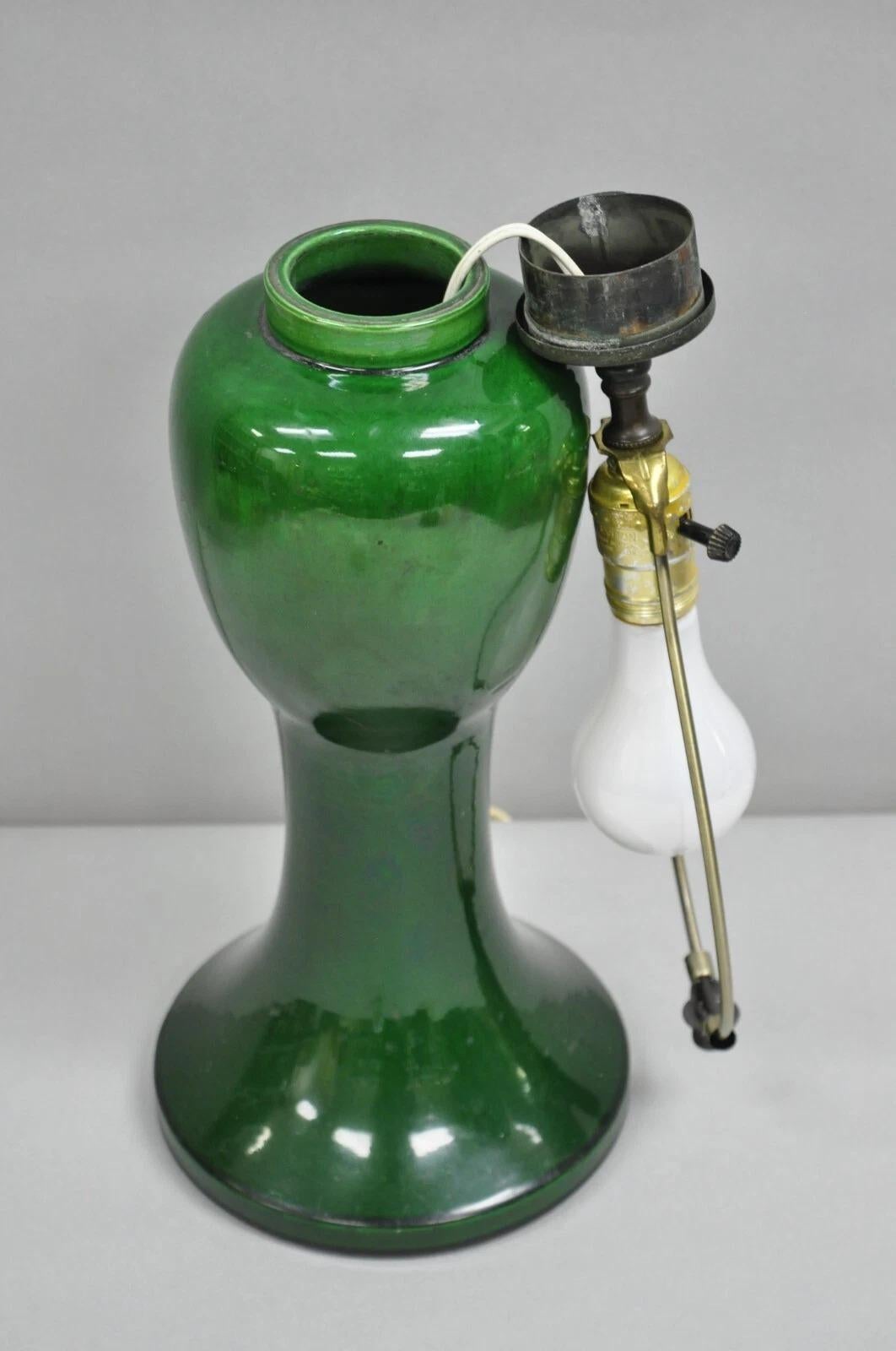 Lámpara de sobremesa con jarrón bulboso verde de cerámica japonesa Chinoiserie antigua en venta 3