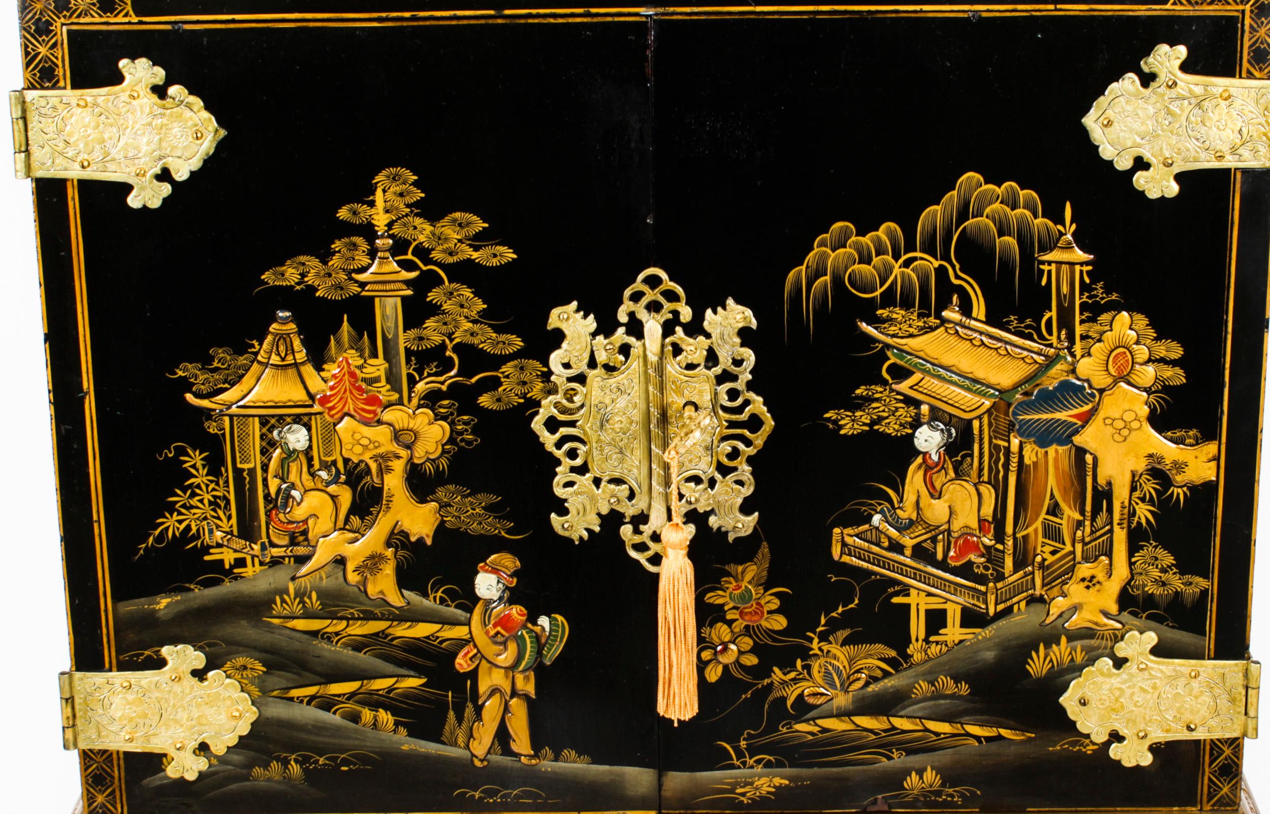 Antiker Chinoiserie-Lackschrank auf vergoldetem Holzständer, frühes 20. Jahrhundert im Zustand „Gut“ in London, GB