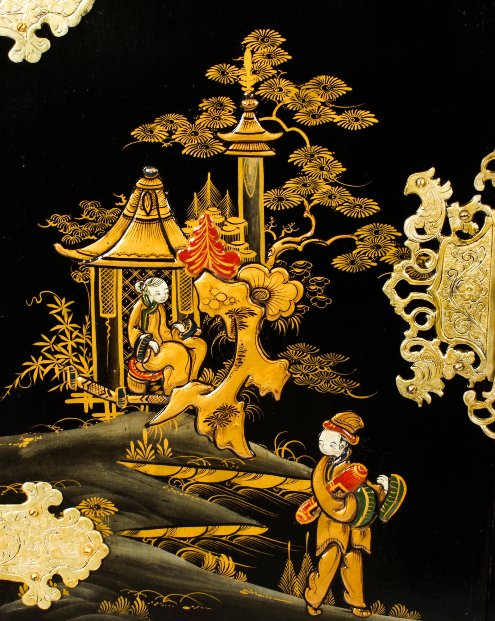 Antiker Chinoiserie-Lackschrank auf vergoldetem Holzständer, frühes 20. Jahrhundert (Frühes 20. Jahrhundert)