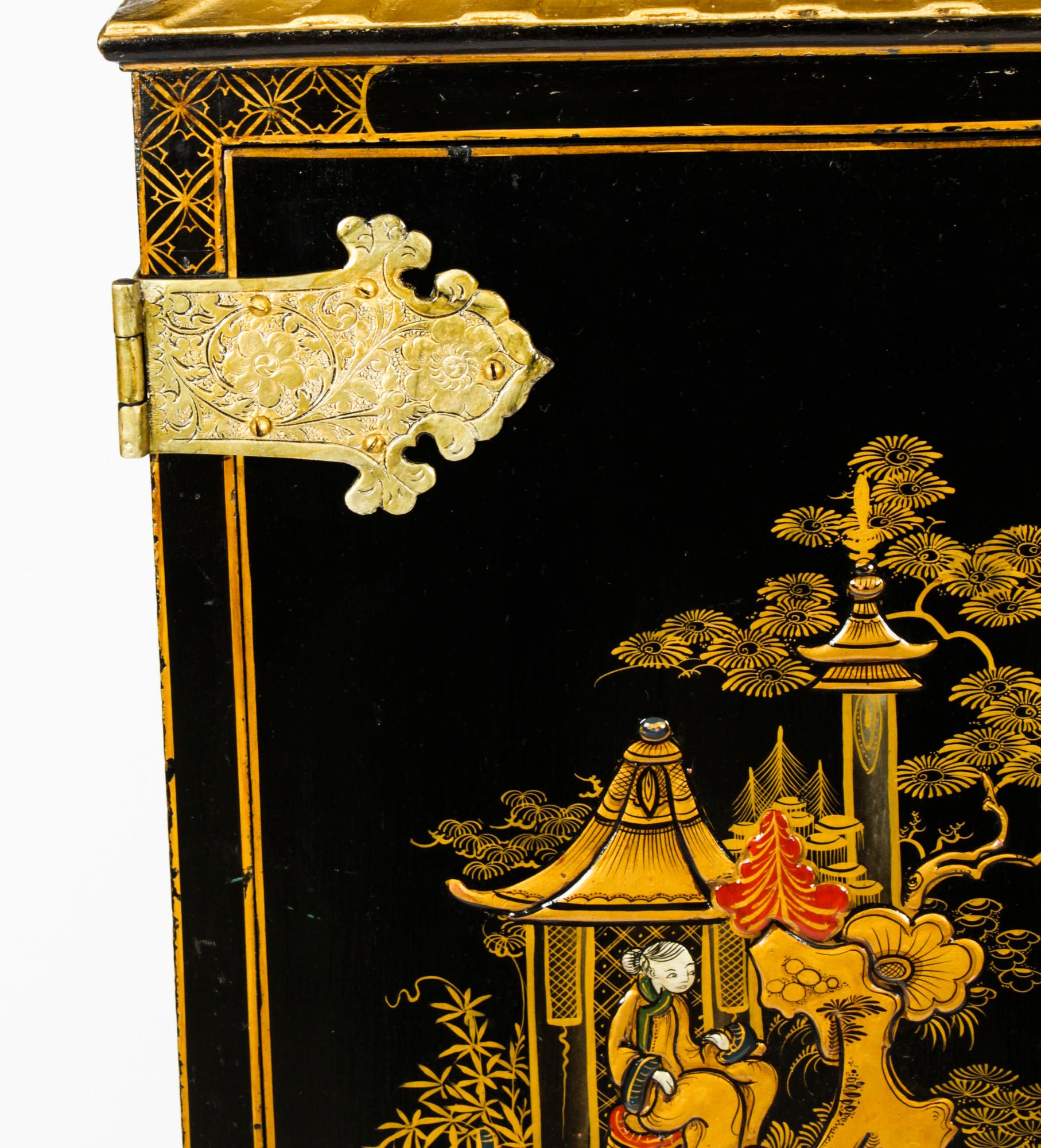 Antiker Chinoiserie-Lackschrank auf vergoldetem Holzständer, frühes 20. Jahrhundert (Vergoldetes Holz)