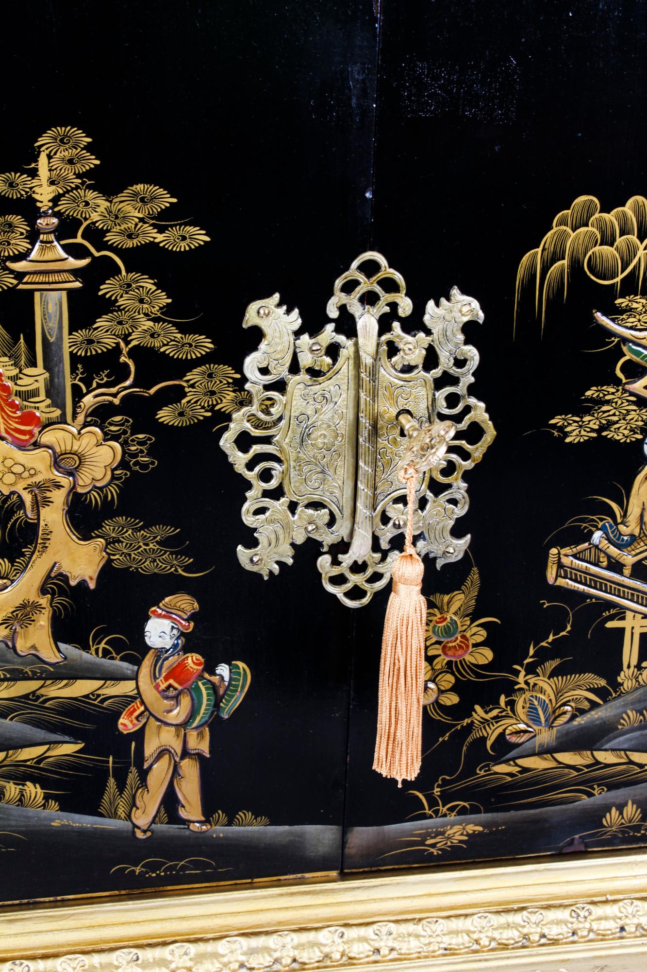 Antiker Chinoiserie-Lackschrank auf vergoldetem Holzständer, frühes 20. Jahrhundert 1