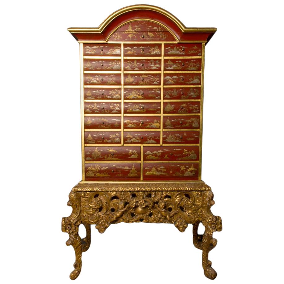 Ancienne armoire de rangement en laque de style chinoiseries sur support en bois doré sculpté en vente