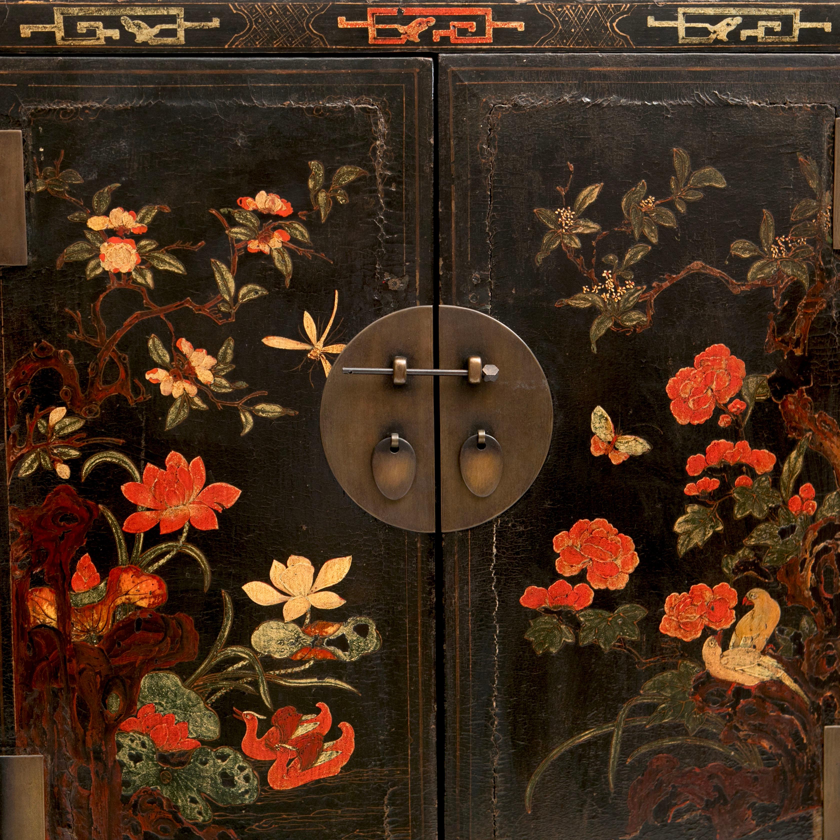 Chinoiserie Black Lacquered Cabinet on Stand In Good Condition For Sale In Kastrup, DK