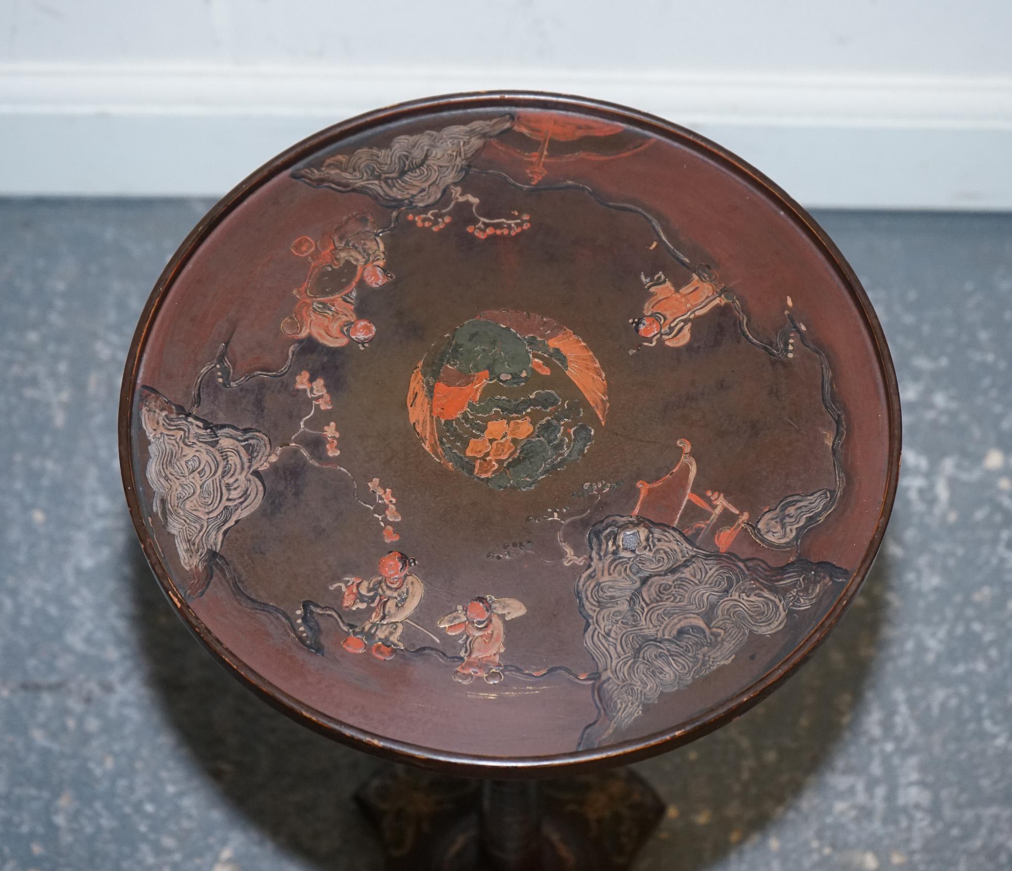 
Antiquitäten aus London




Ein bezaubernder antiker Chinoiserie-Lacktisch, wunderschön und detailreich handbemalt, der sich vielseitig als Beistelltisch, Weintisch oder Lampenständer verwenden lässt.

Die runde Platte ist mit traditionellen