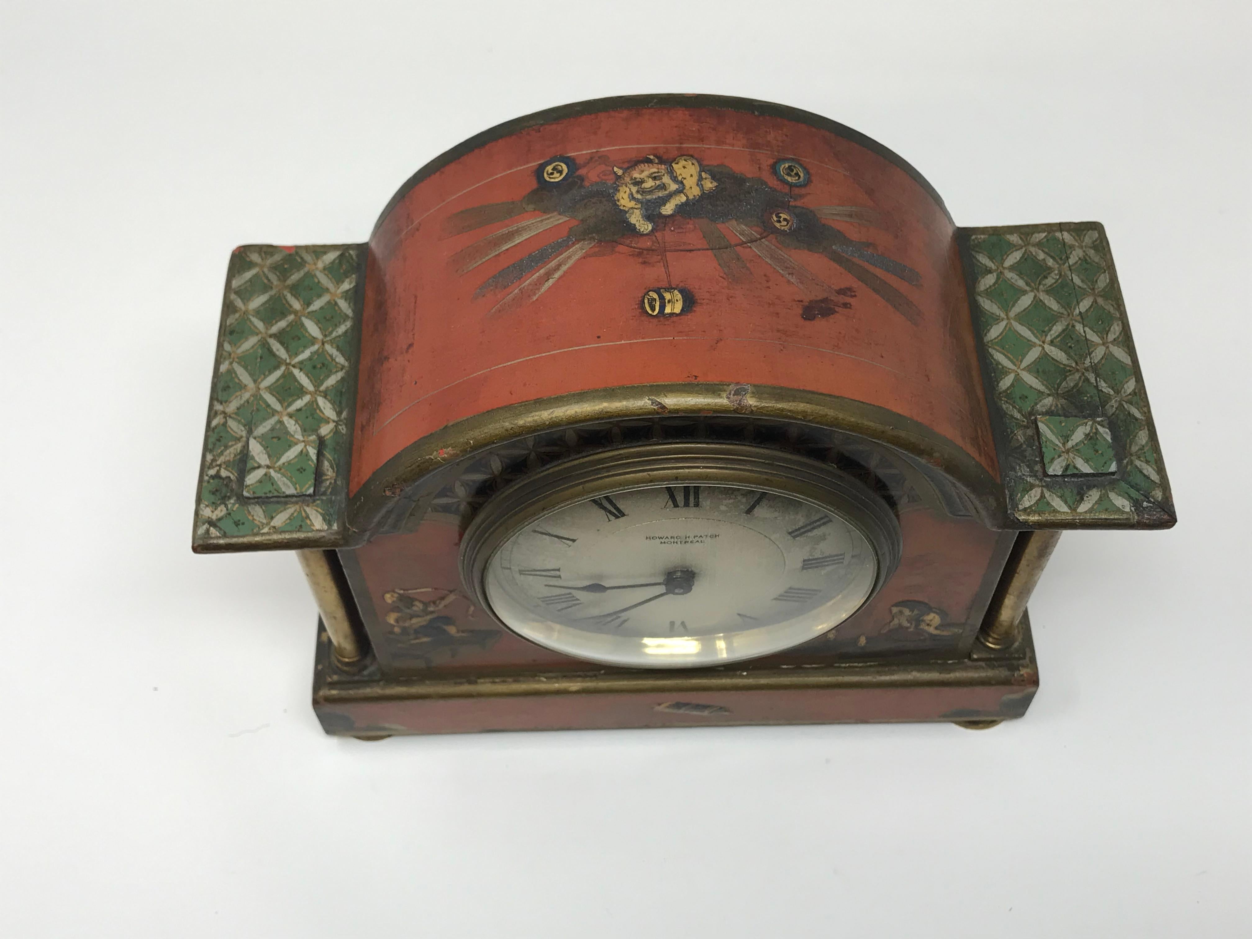 Antiguo reloj de manto Chinoiserie lacado en rojo de principios del siglo XX con movimiento de ocho días de Buren, fabricado en Suiza para Howard H. Patch, Montreal, esfera con números romanos y dos columnas de latón en la parte delantera, en buen