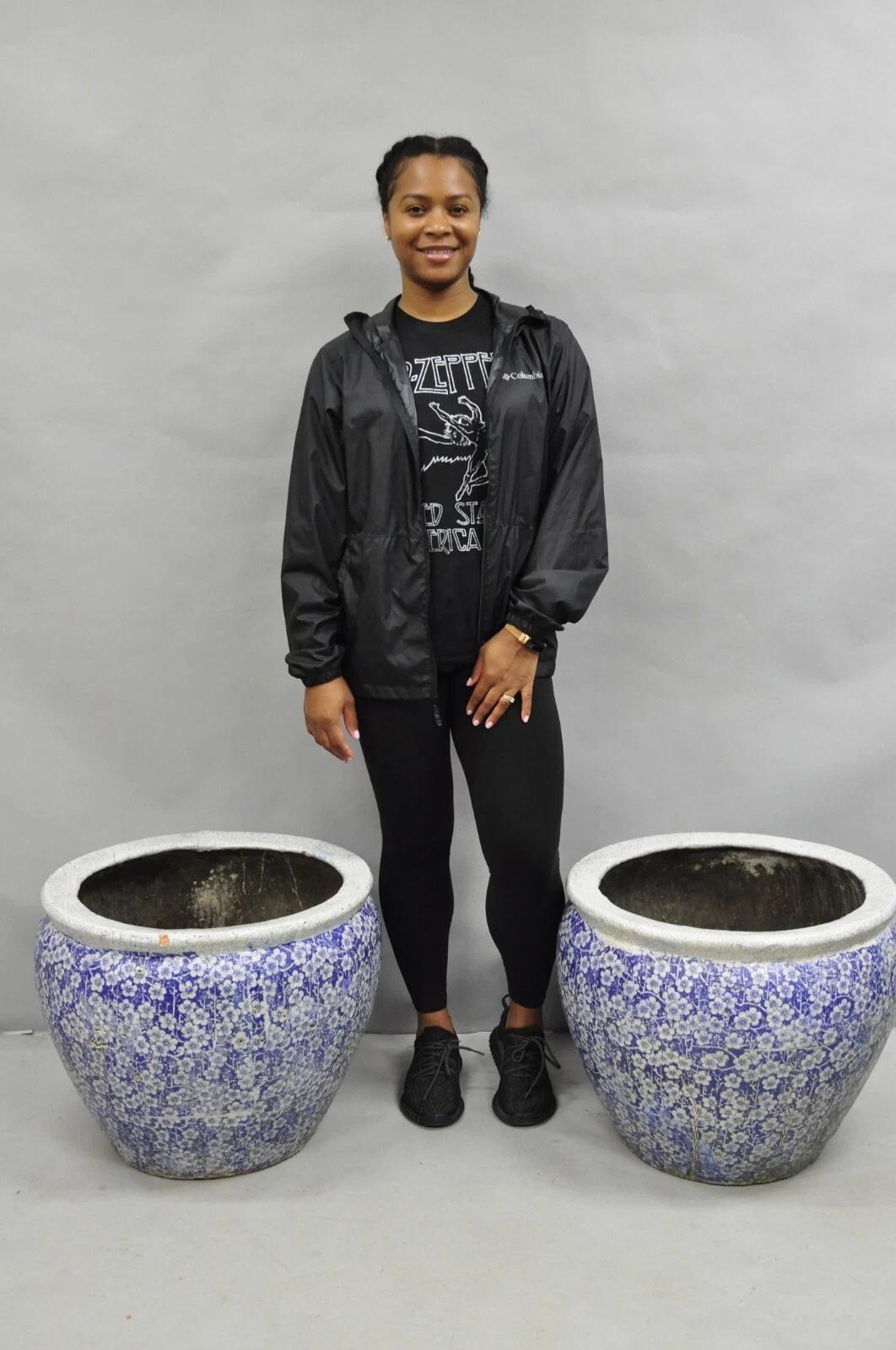 Bitte teilen Sie uns Ihre Postleitzahl mit, um ein günstigeres Angebot für den Versand innerhalb der USA anzufordern.

Antike Chinoiserie große blaue & weiße Blume Design Terrakotta 23 