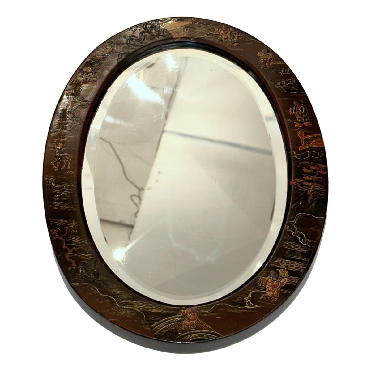 Miroir ovale anglais des années 1920 à décor Chinoiserie.

Mesures :
Hauteur : 17.5