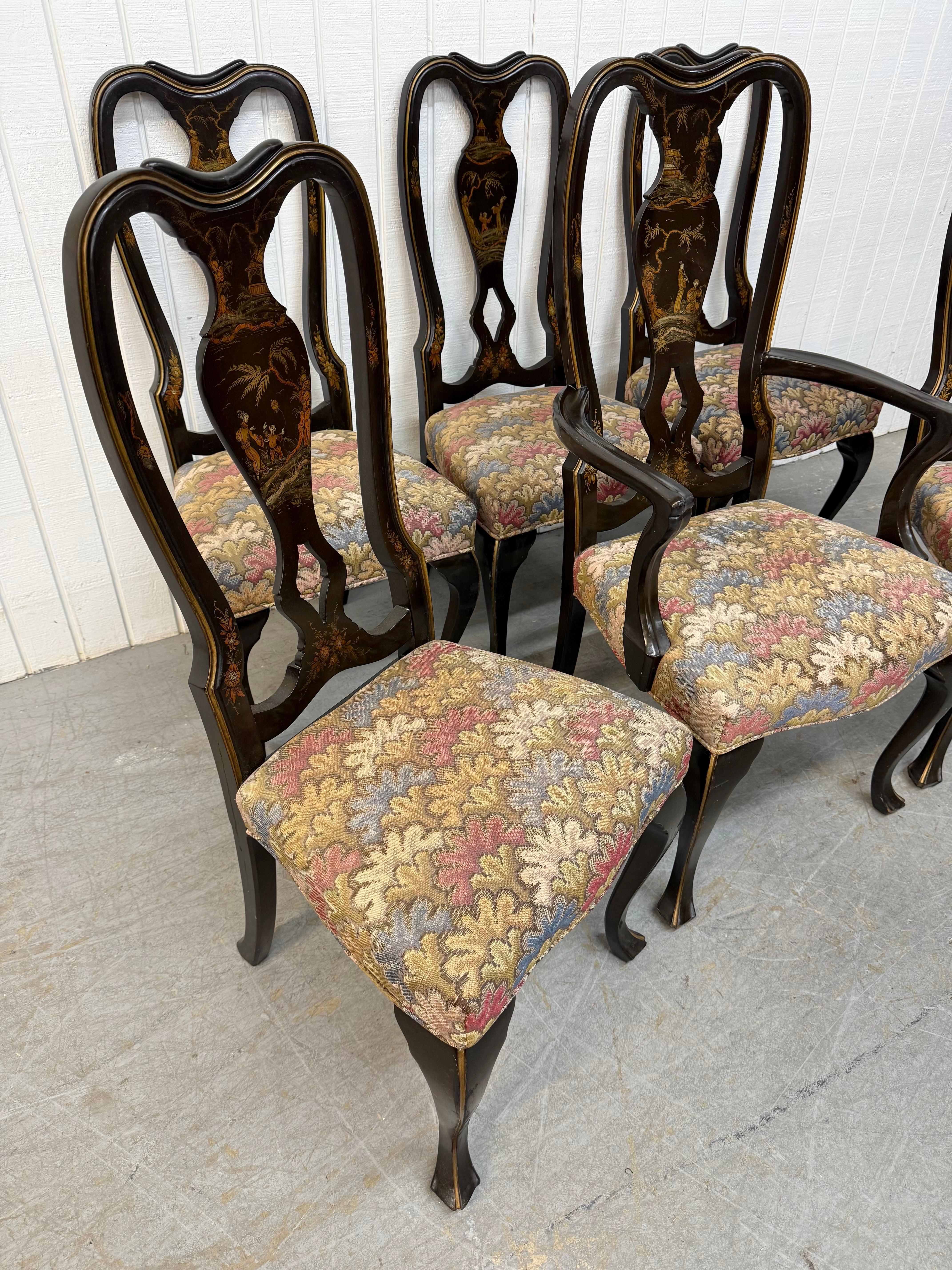 Diese Auflistung ist für eine Reihe von sechs antiken Chinoiserie Farbe dekoriert Esszimmerstühle. Mit Chippendale-Stil, lackierten Rahmen, Cabriole-Beinen und farbigen Polstern. Dies ist eine außergewöhnliche Kombination aus Qualität und antikem