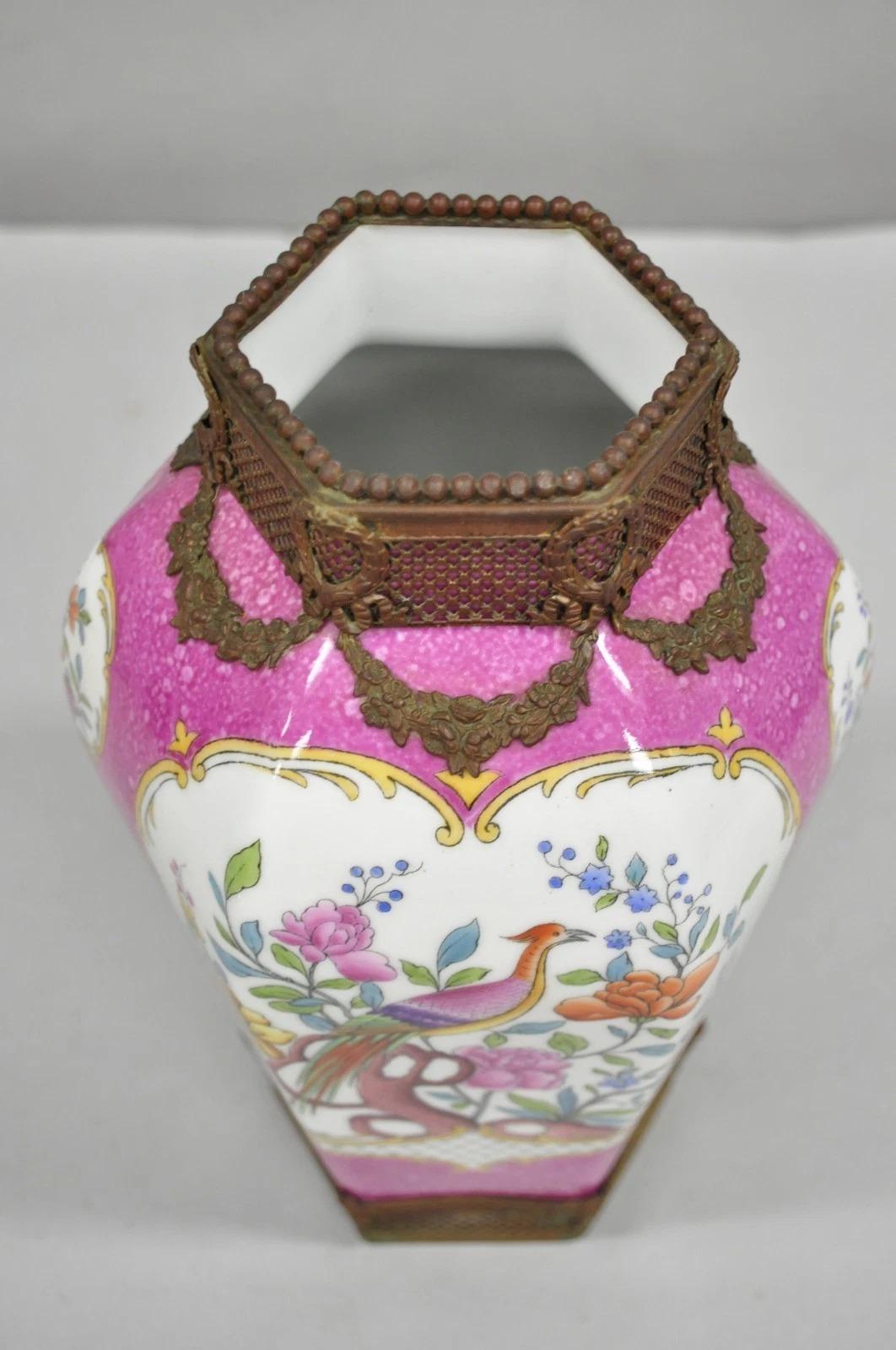 Antique Chinoiserie Rose Porcelaine Française Allemande Ormulu Oiseau Peint Vase en vente 4