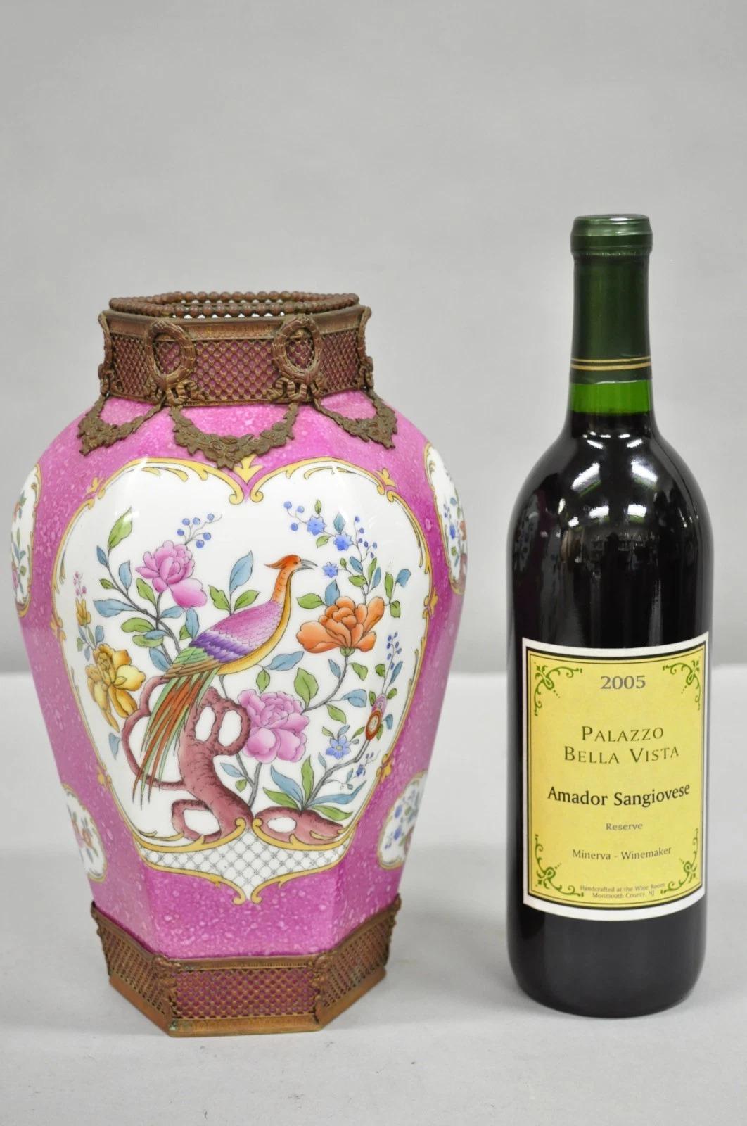 Vase hexagonal ancien en porcelaine française rose de Chinoiserie, peint à l'oiseau d'Ormulu. Circa Early 20th Century. Dimensions : 10,5