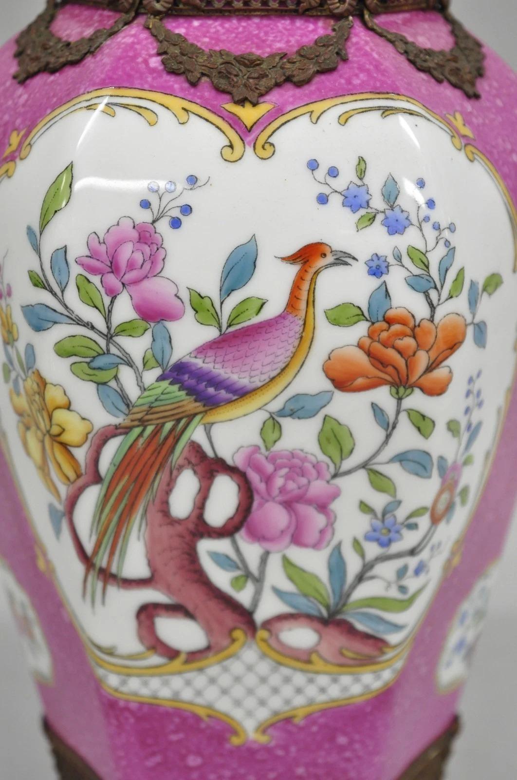 Chinoiseries Antique Chinoiserie Rose Porcelaine Française Allemande Ormulu Oiseau Peint Vase en vente