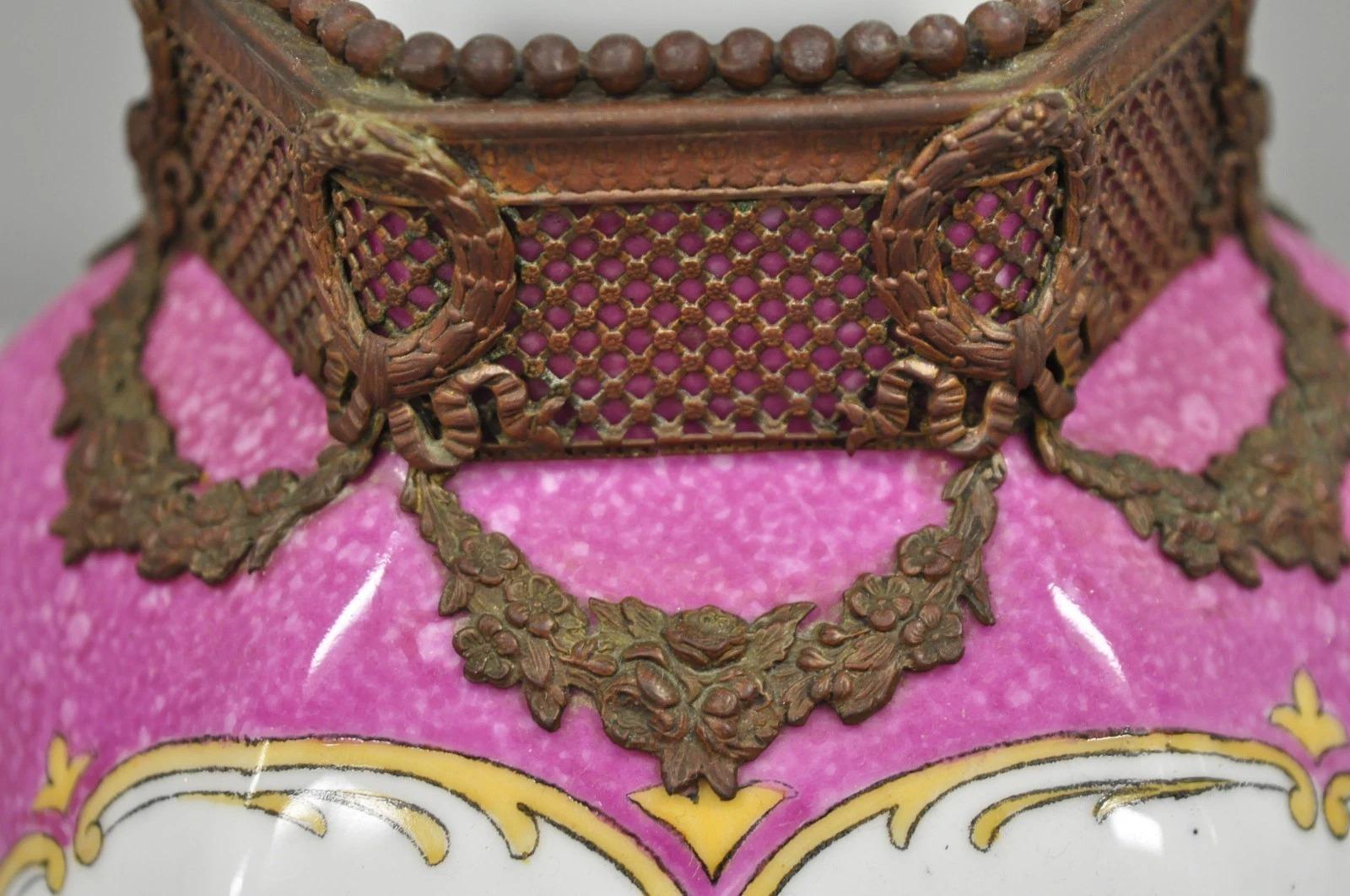 Antique Chinoiserie Rose Porcelaine Française Allemande Ormulu Oiseau Peint Vase Bon état - En vente à Philadelphia, PA