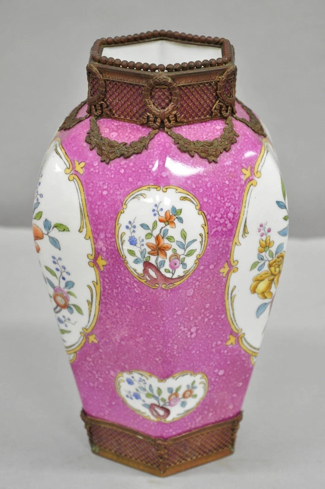 20ième siècle Antique Chinoiserie Rose Porcelaine Française Allemande Ormulu Oiseau Peint Vase en vente