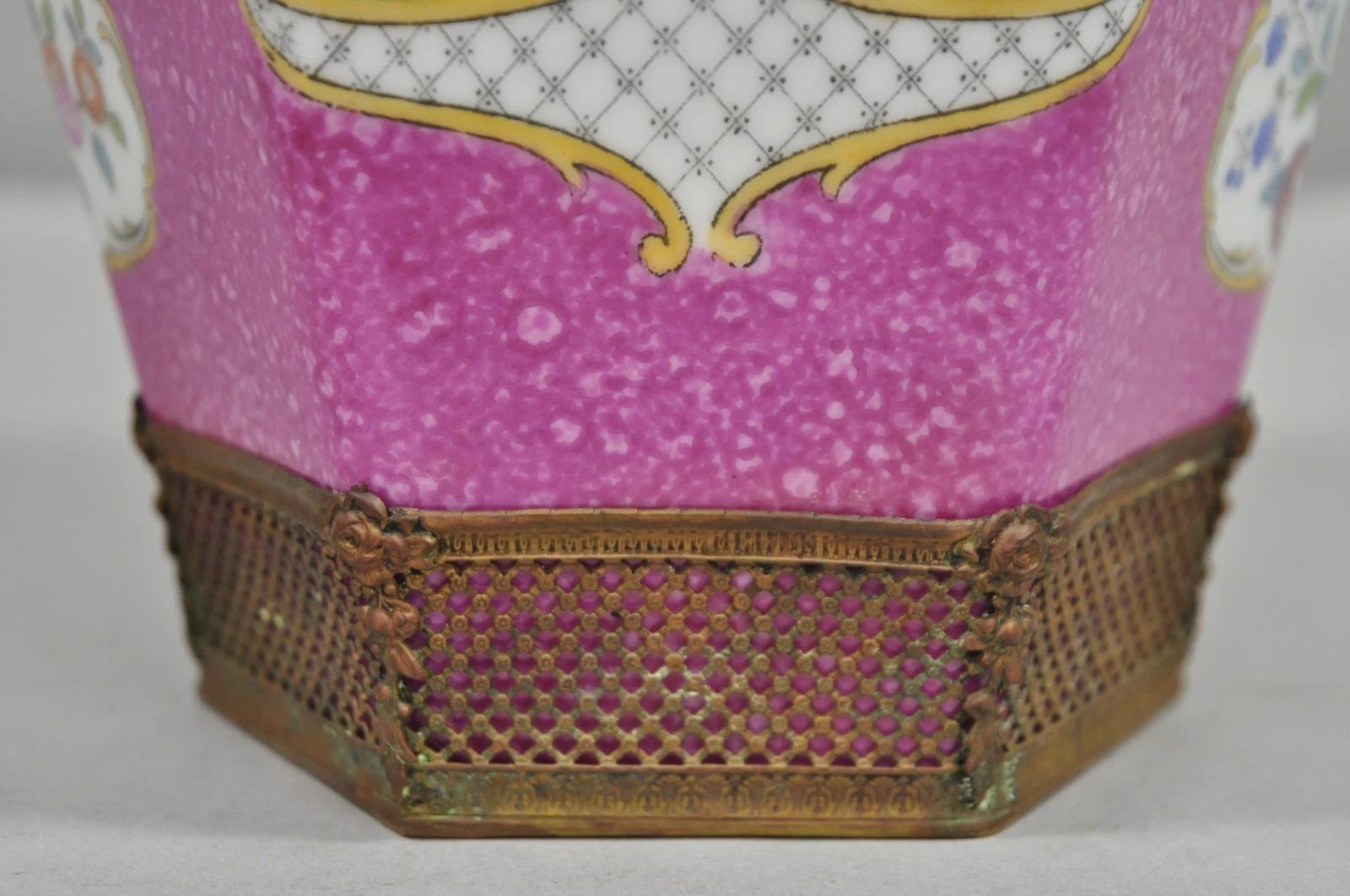 Antique Chinoiserie Rose Porcelaine Française Allemande Ormulu Oiseau Peint Vase en vente 1