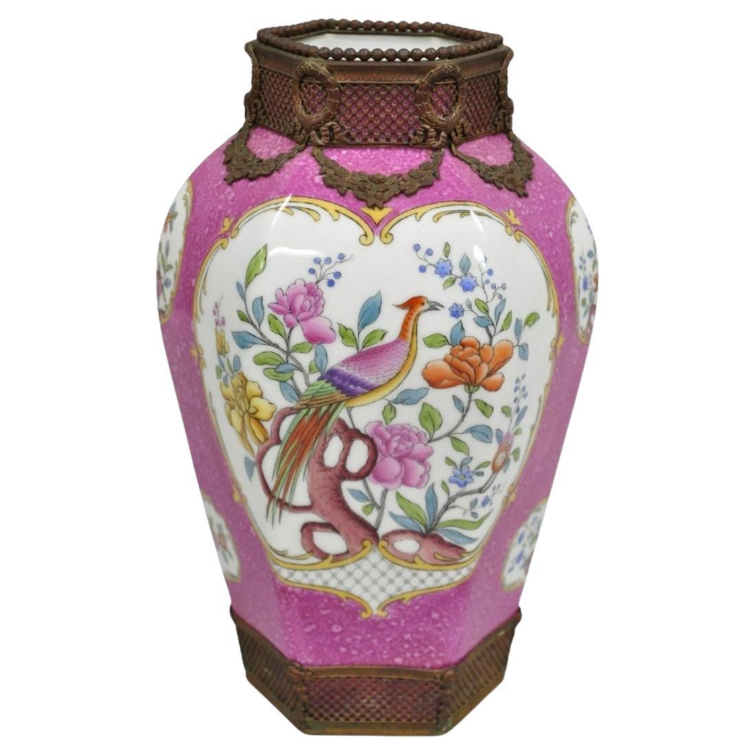 Antique Chinoiserie Rose Porcelaine Française Allemande Ormulu Oiseau Peint Vase en vente