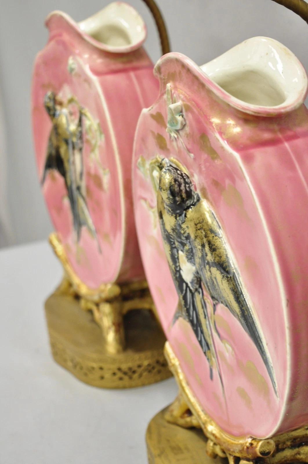 Ancienne paire de lampes de table à vase rond en porcelaine rose de Chinoiserie avec oiseaux en vente 7