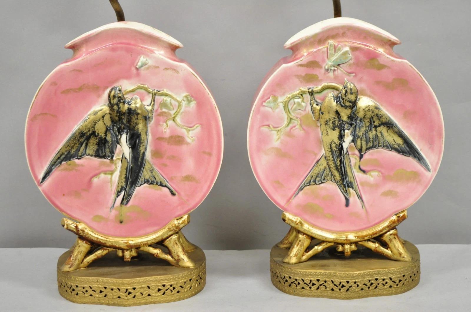 Chinoiseries Ancienne paire de lampes de table à vase rond en porcelaine rose de Chinoiserie avec oiseaux en vente