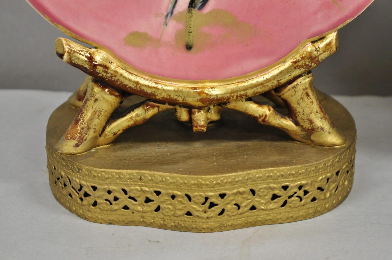 Inconnu Ancienne paire de lampes de table à vase rond en porcelaine rose de Chinoiserie avec oiseaux en vente
