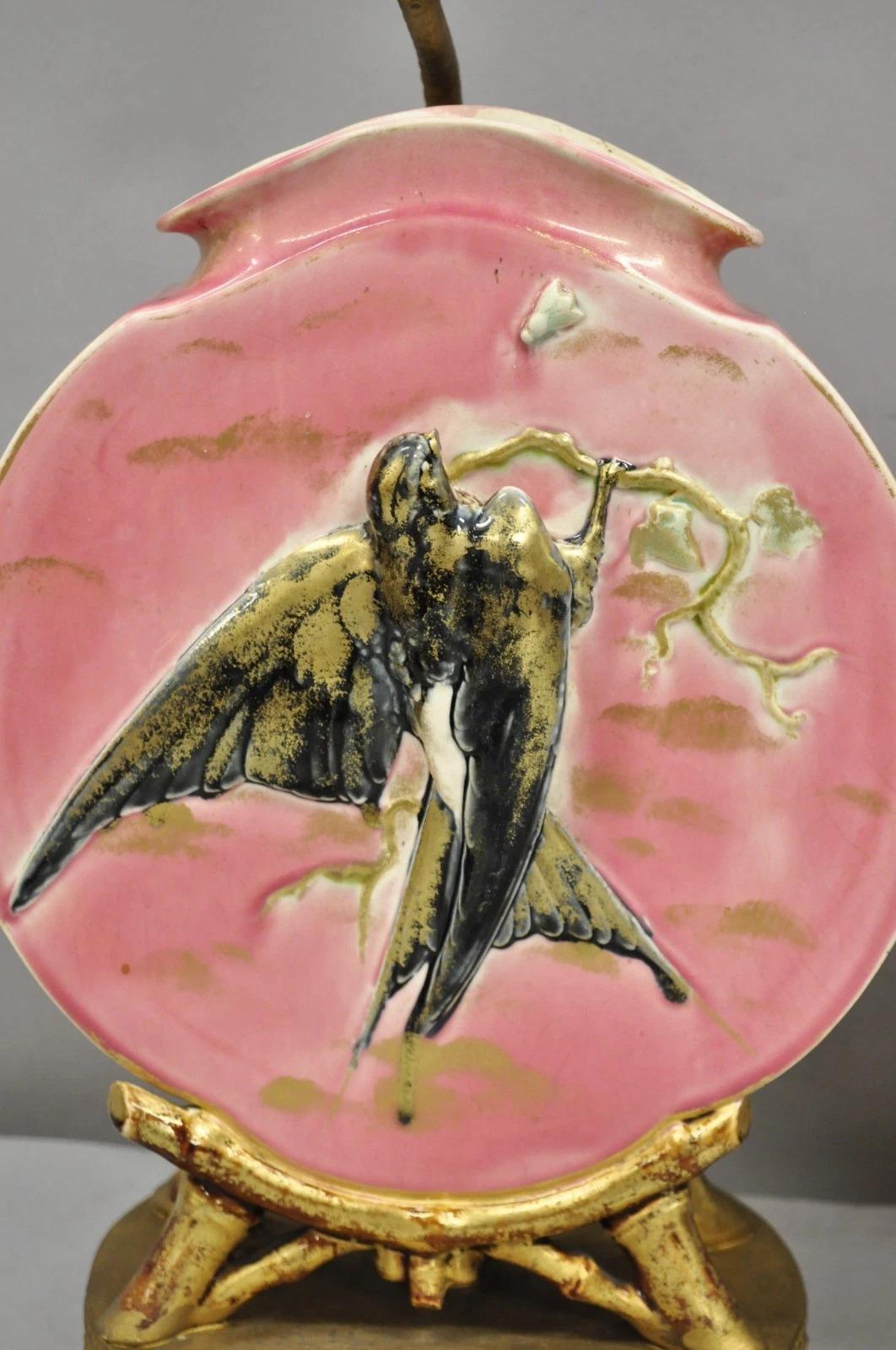 Ancienne paire de lampes de table à vase rond en porcelaine rose de Chinoiserie avec oiseaux Bon état - En vente à Philadelphia, PA