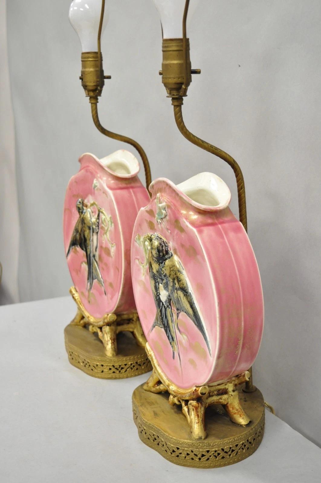 20ième siècle Ancienne paire de lampes de table à vase rond en porcelaine rose de Chinoiserie avec oiseaux en vente