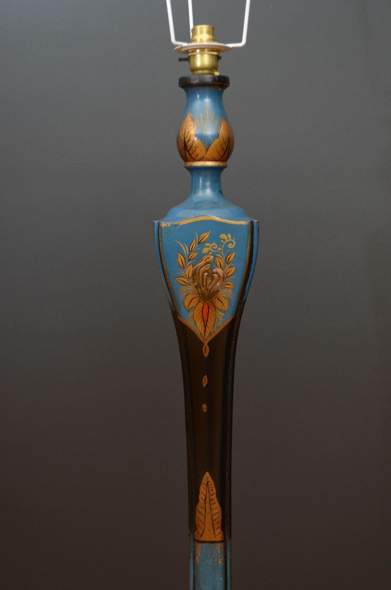 St049 An early 20th century turned wood and lacquered Chinoiserie decorated standard lamp in dark blue with decoratively turned upright and a dished base that is raised on three flat bun feet.
The lamp has been recently re-wired and tested, the