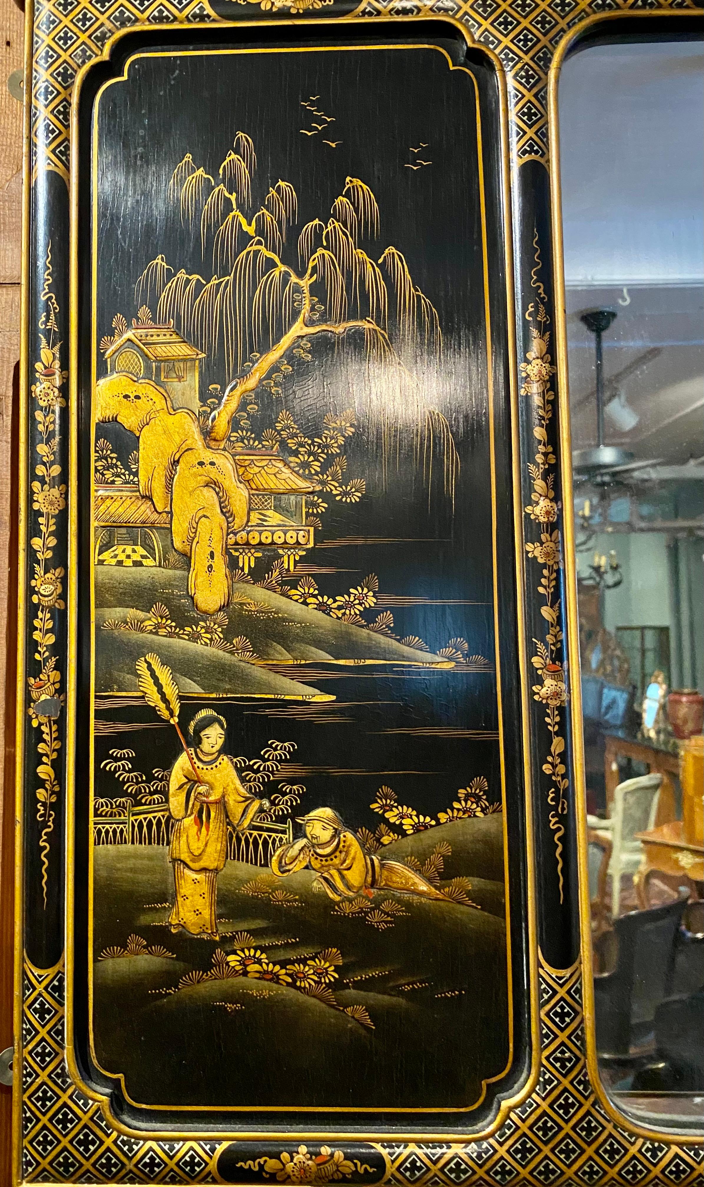 Miroir antique de style Chinoiserie en laque noire, Circa 1900-1920.
