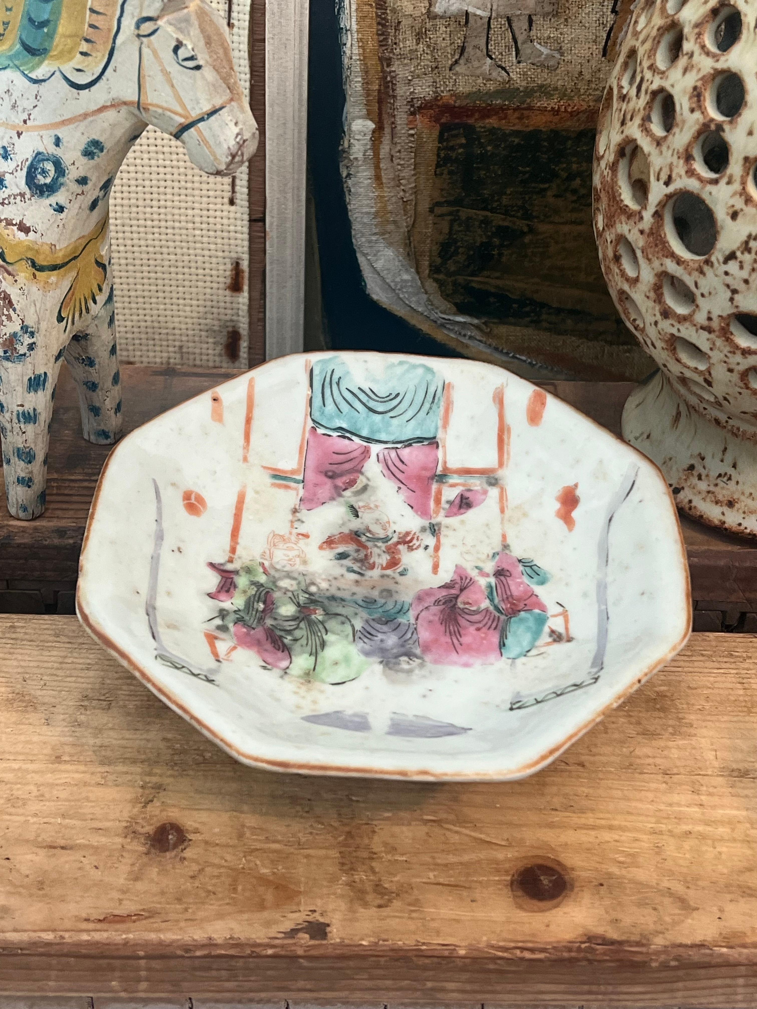 Plat Chinoiserie classique avec détails peints à la main  d'une scène quotidienne. Détails au dos de la plaque également. Belle patine et caractère. Seul l'objet décrit est à vendre, Vintage comas illustré. (encadré H13)

Dimensions. 6,25 