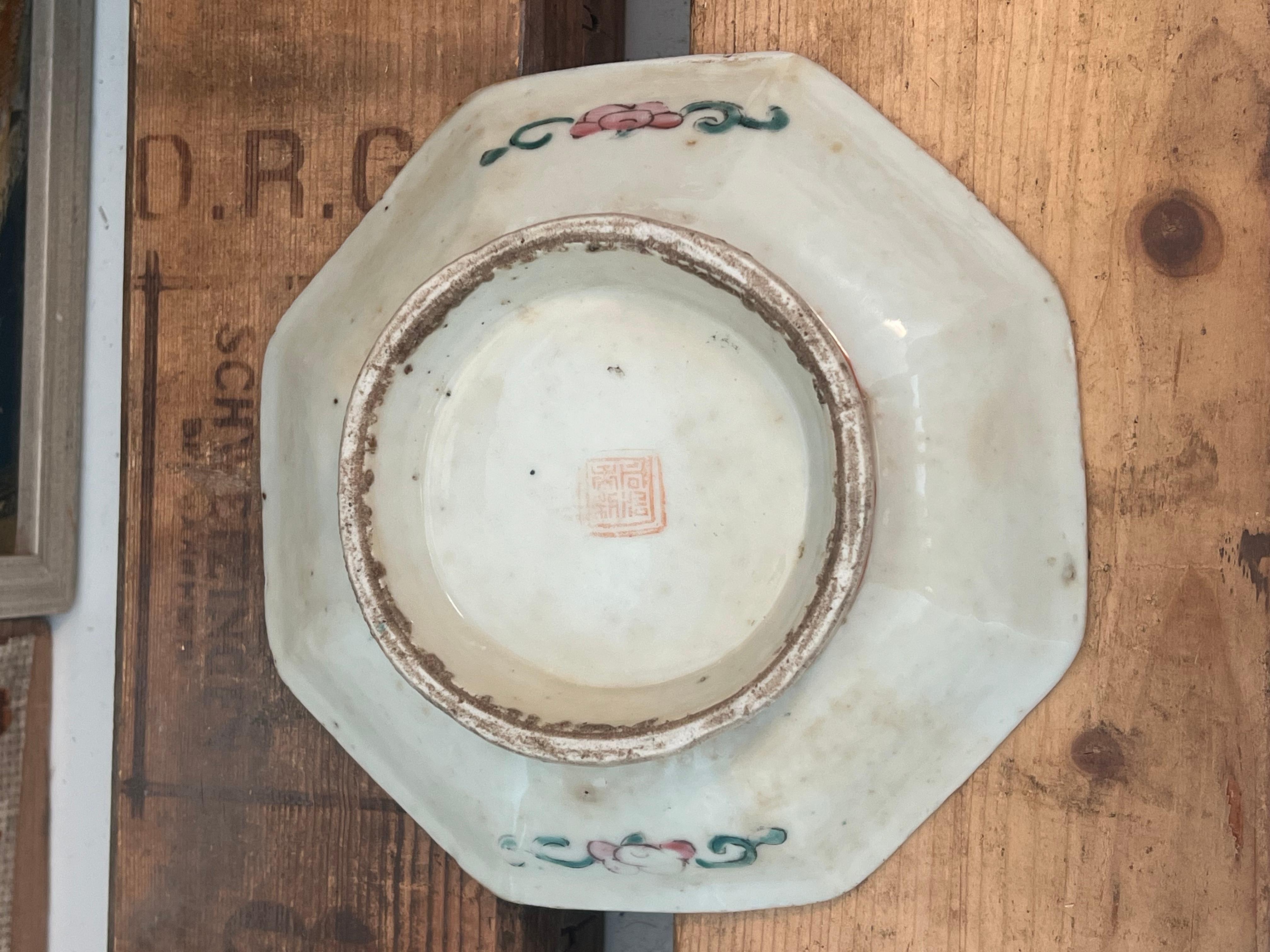 Céramique Plat ancien peint à la main de style chinoiserie, vers 1900 en vente