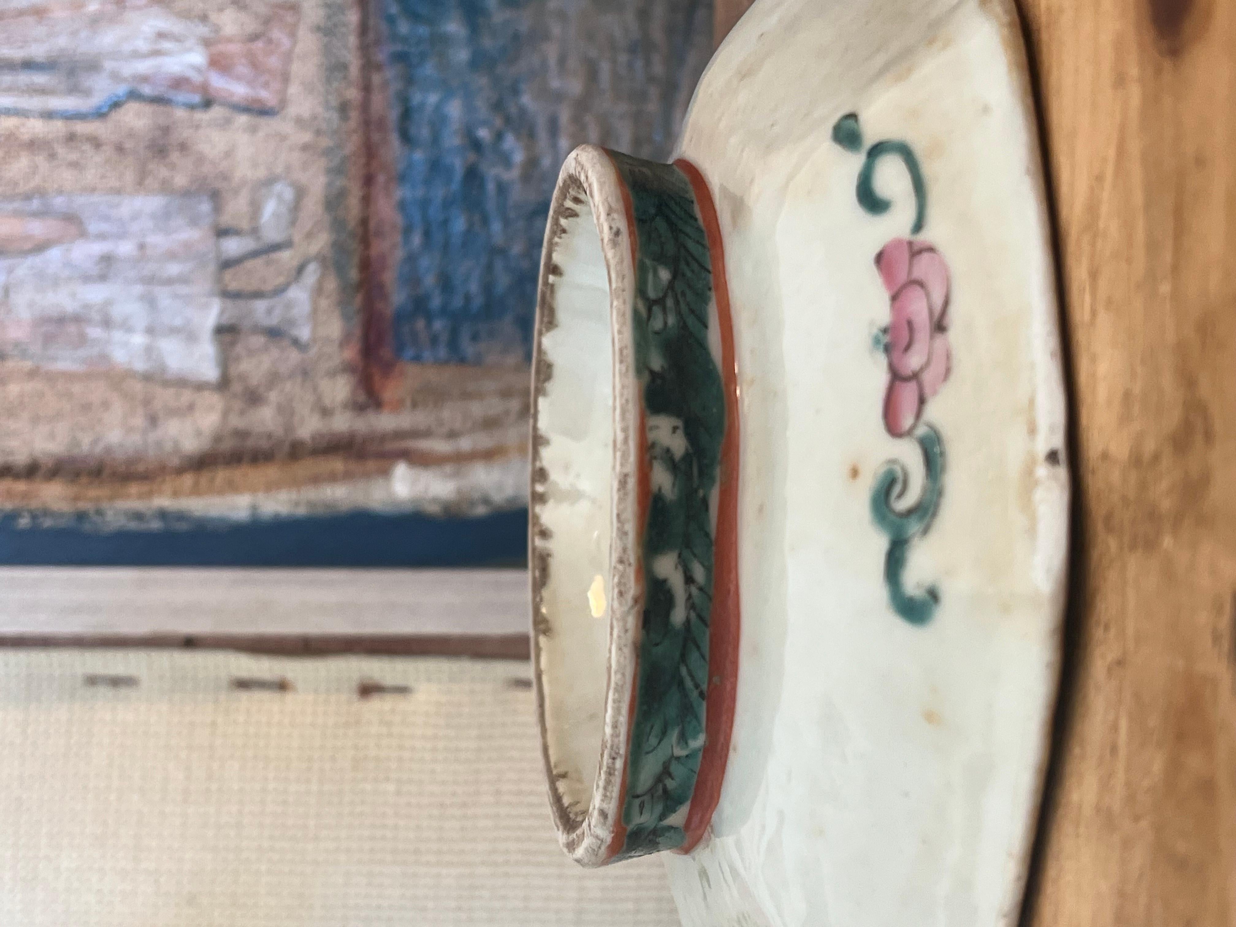 Plat ancien peint à la main de style chinoiserie, vers 1900 en vente 1