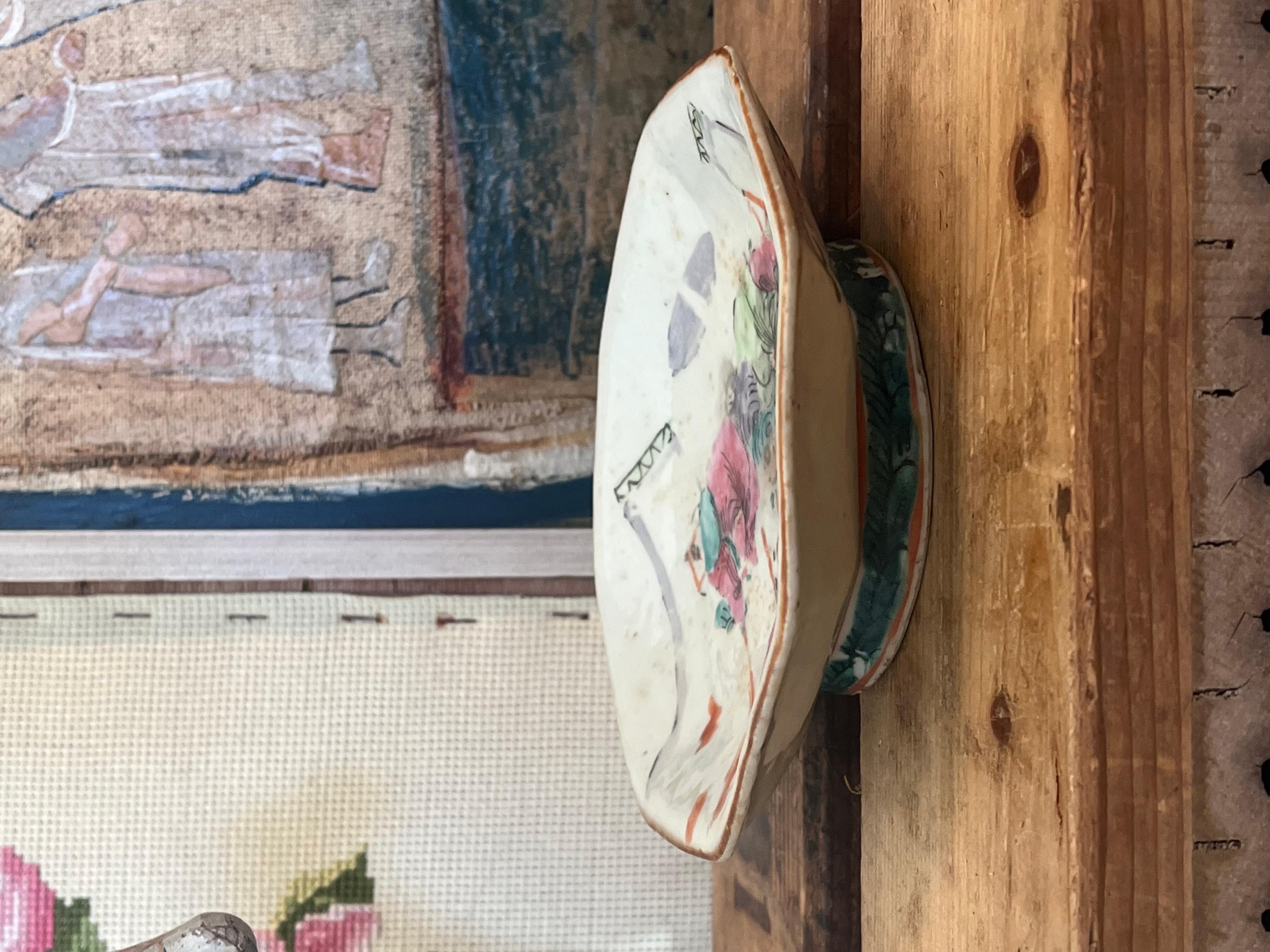 Plat ancien peint à la main de style chinoiserie, vers 1900 en vente 2