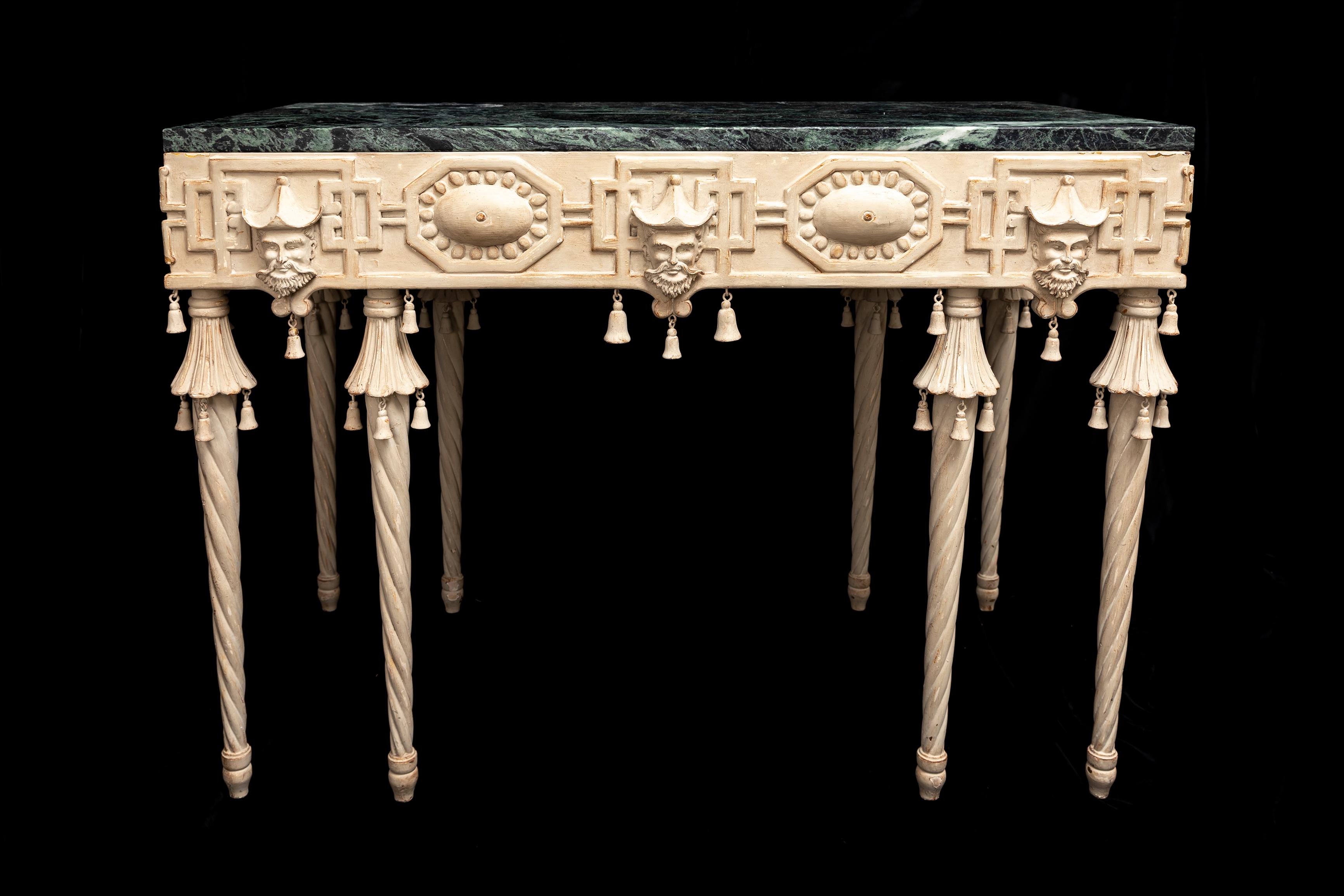 Fabuleuse table console ou table d'appoint rectangulaire de style Chinoiserie continentale, sculptée et peinte à la main, avec plateau en marbre italien Verde Antico.  Inspiré des modèles de la célèbre maison anglaise à la décoration chinoise 